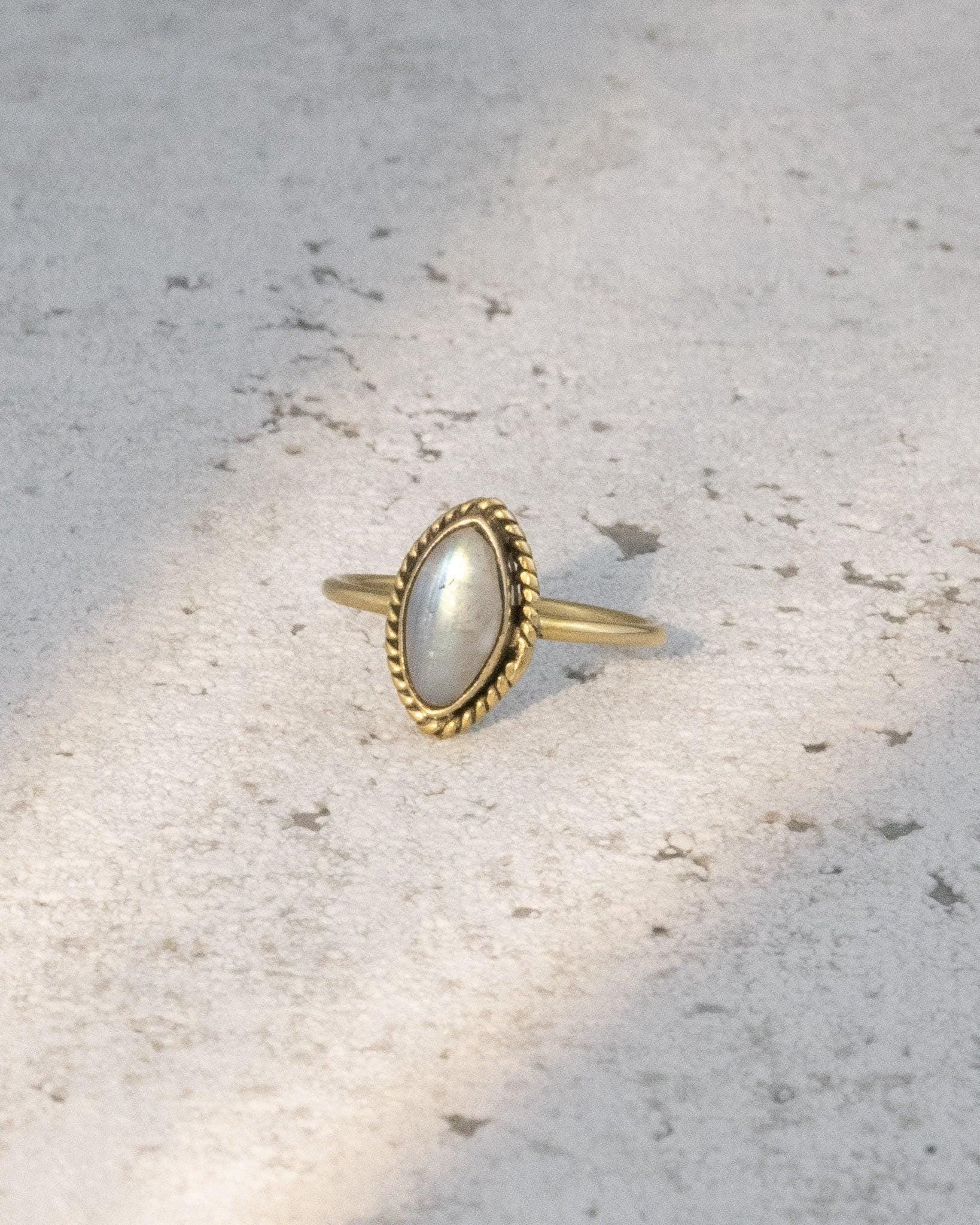 Ring mit ovalem Mondstein -RSS2