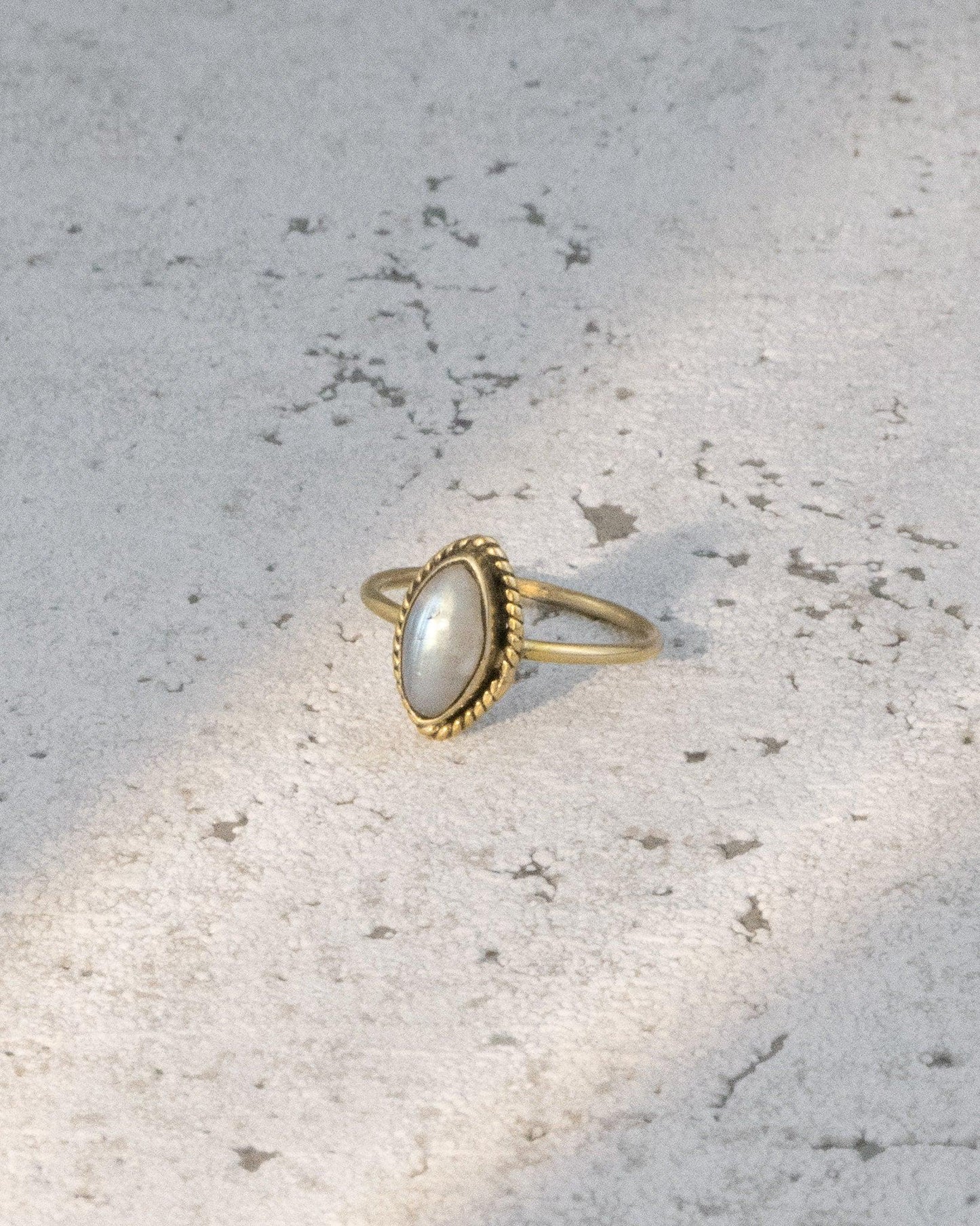 Ring mit ovalem Mondstein -RSS2
