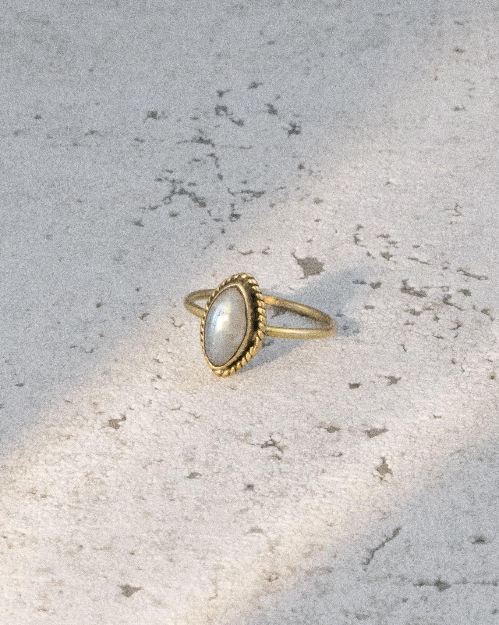 Ring mit ovalem Mondstein -RSS2