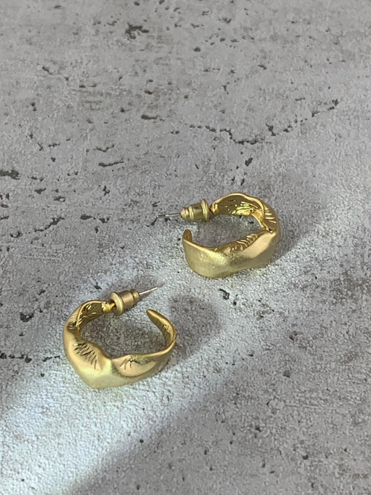 Gewundene Creolen aus Messing, Ohrstecker