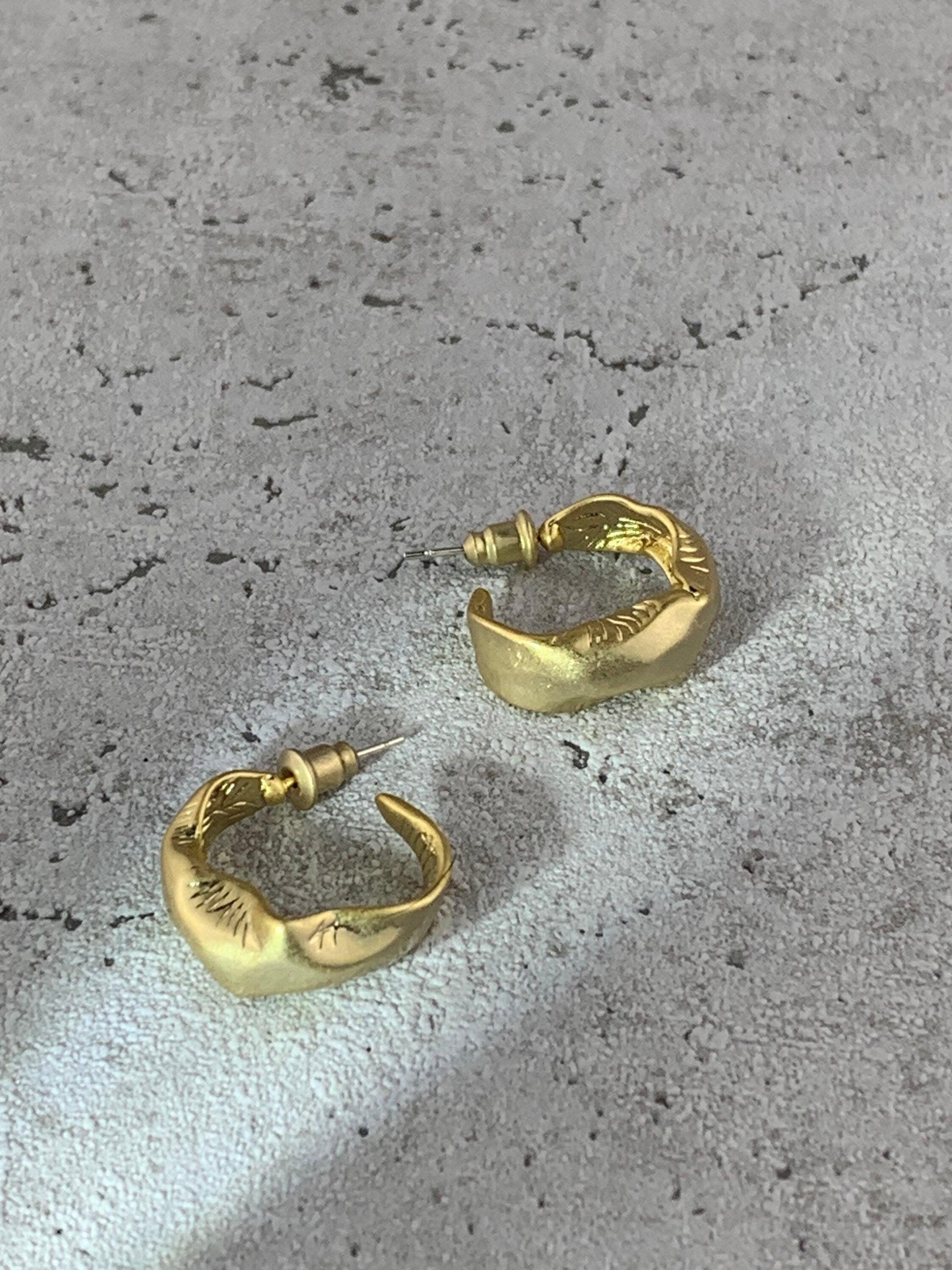 Gewundene Creolen aus Messing, Ohrstecker
