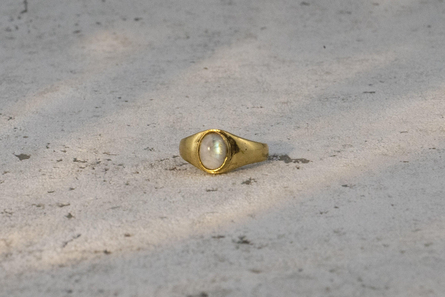 Mondstein Siegelring Gold Ovaler Edelstein 12x6mm Massives Messing Magisches Leuchten Wasserfester Boho Ring Vintage Naiza RSM2(Mon)