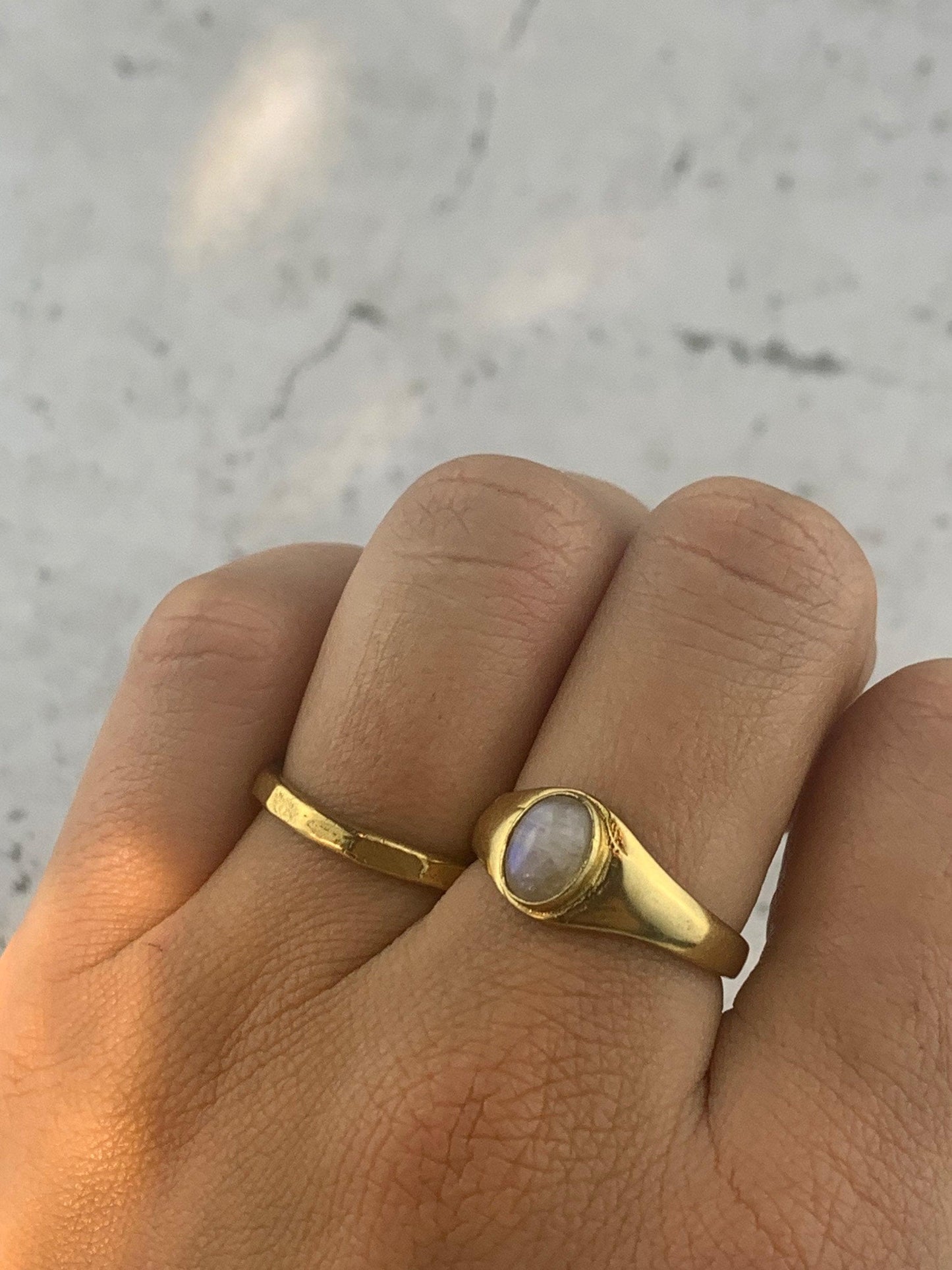 Mondstein Siegelring Gold Ovaler Edelstein 12x6mm Massives Messing Magisches Leuchten Wasserfester Boho Ring Vintage Naiza RSM2(Mon)