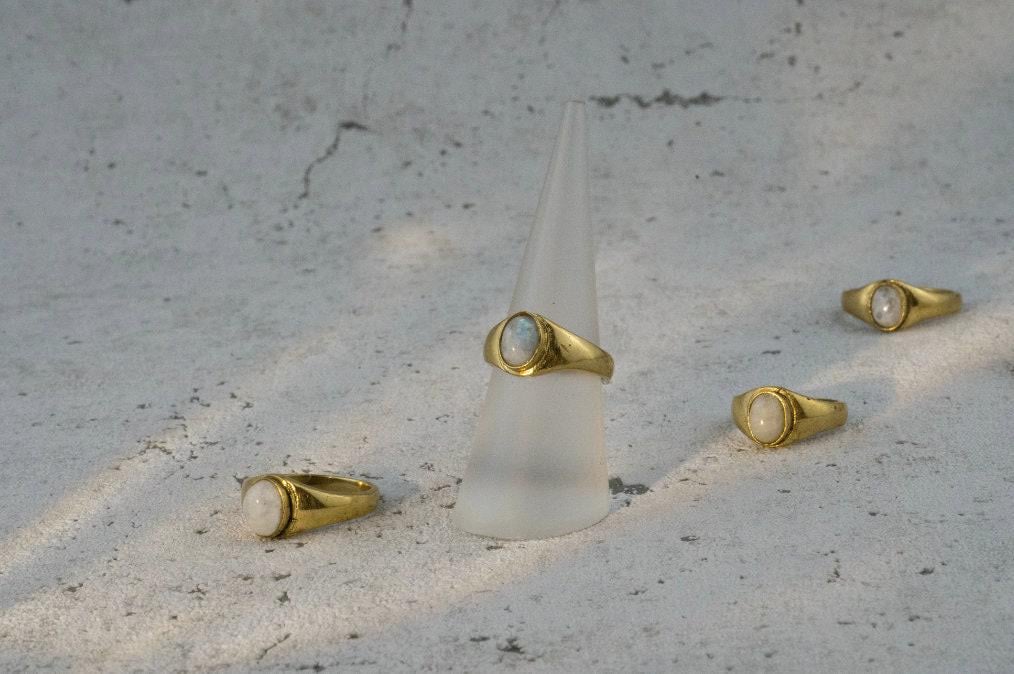Mondstein Siegelring Gold Ovaler Edelstein 12x6mm Massives Messing Magisches Leuchten Wasserfester Boho Ring Vintage Naiza RSM2(Mon)