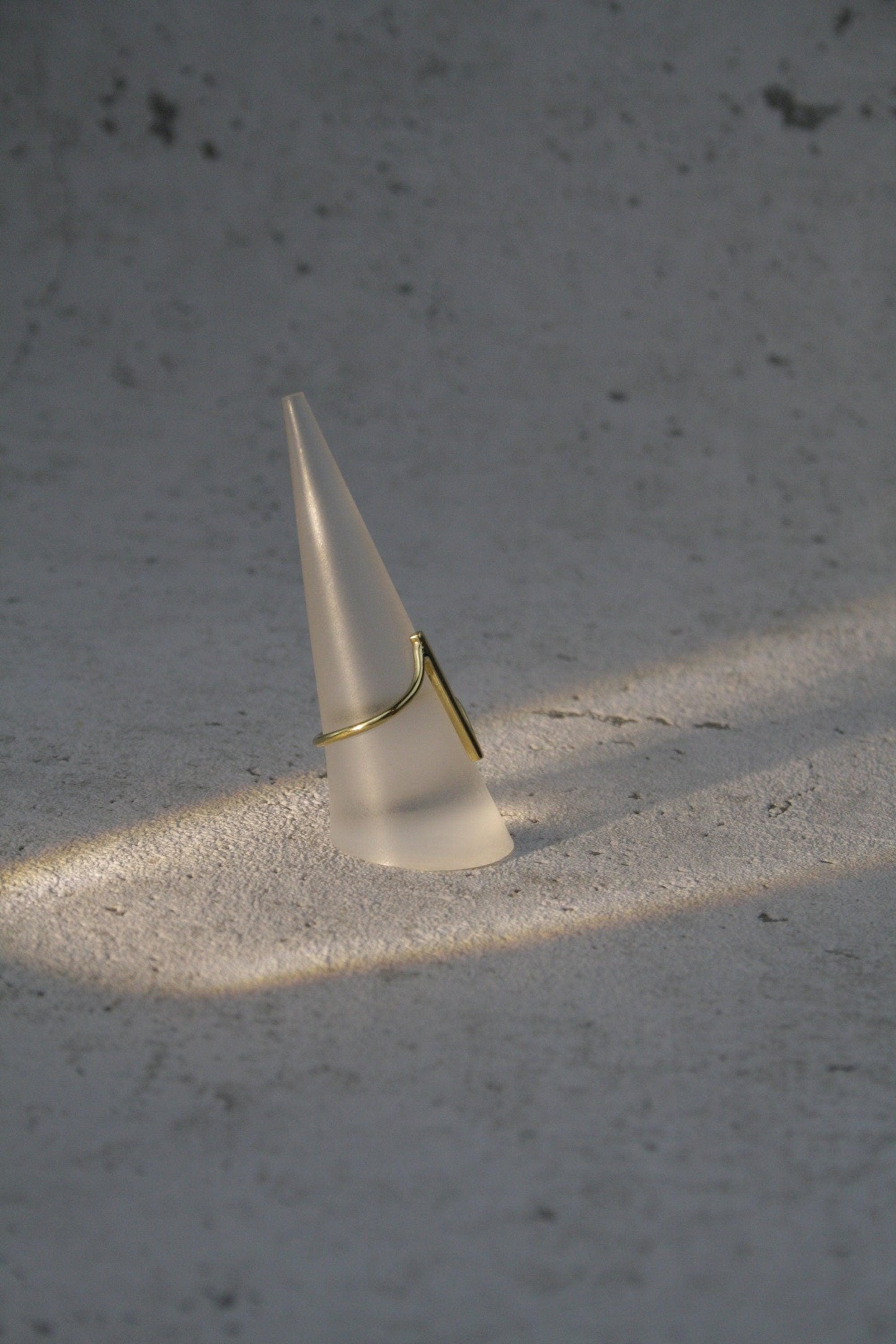 Schmaler Messingring mit ZickZack - Rc9