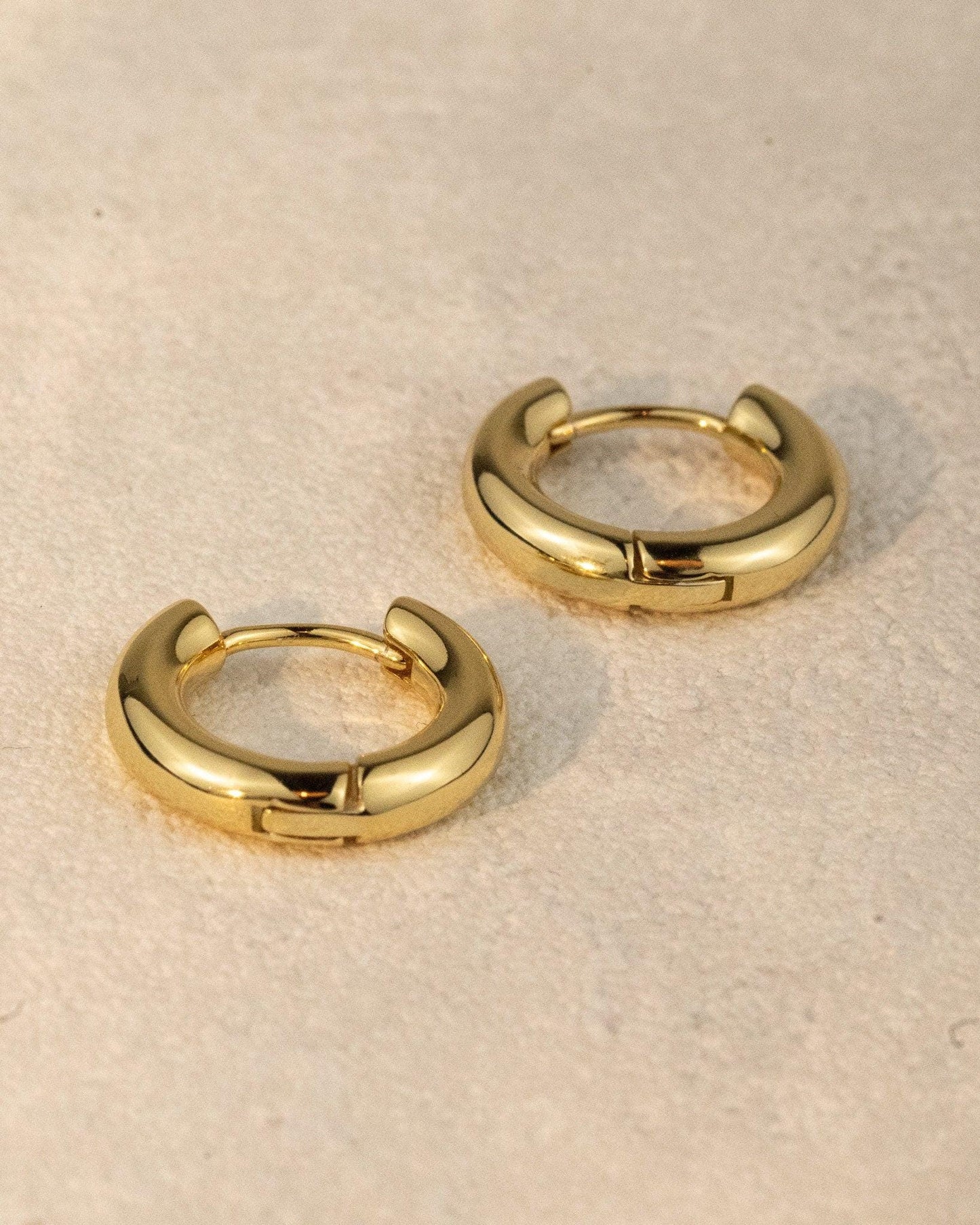 Huggie Creolen - klein und goldfarben