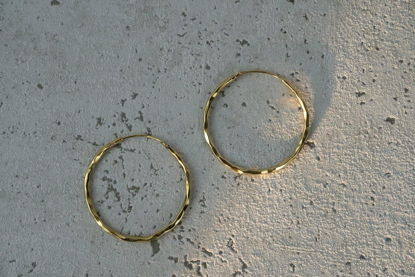 Schmale Creolen in zwei größen, Messing Creolen, Goldene Creolen, Gehämmerte Creolen