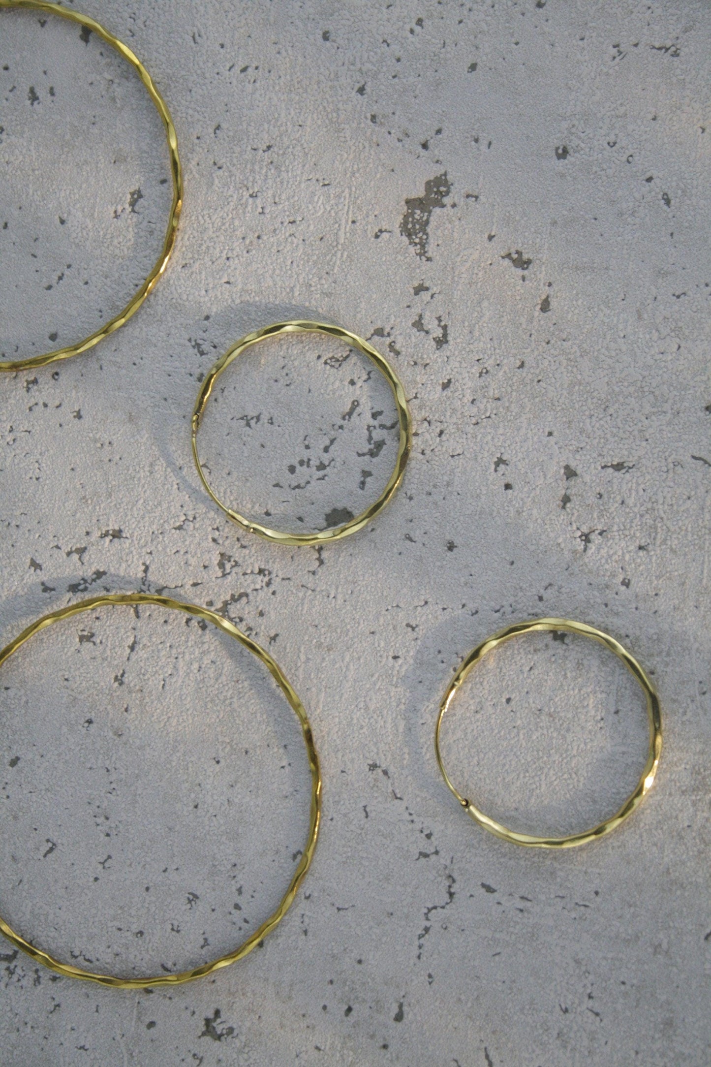 Schmale Creolen in zwei größen, Messing Creolen, Goldene Creolen, Gehämmerte Creolen