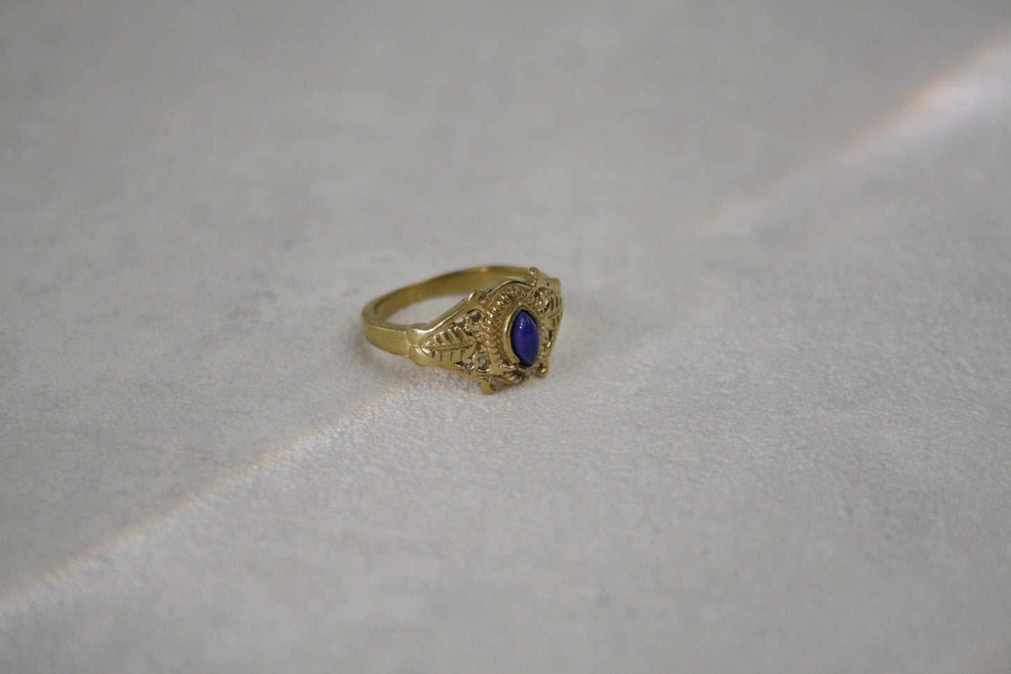 Lapis Lazuli Ring Gold - Filigraner Vintage Ring - Massives Messing - Königsblauer Edelstein 7x4mm - Antik Look - Wasserfest - Naiza - RSS4