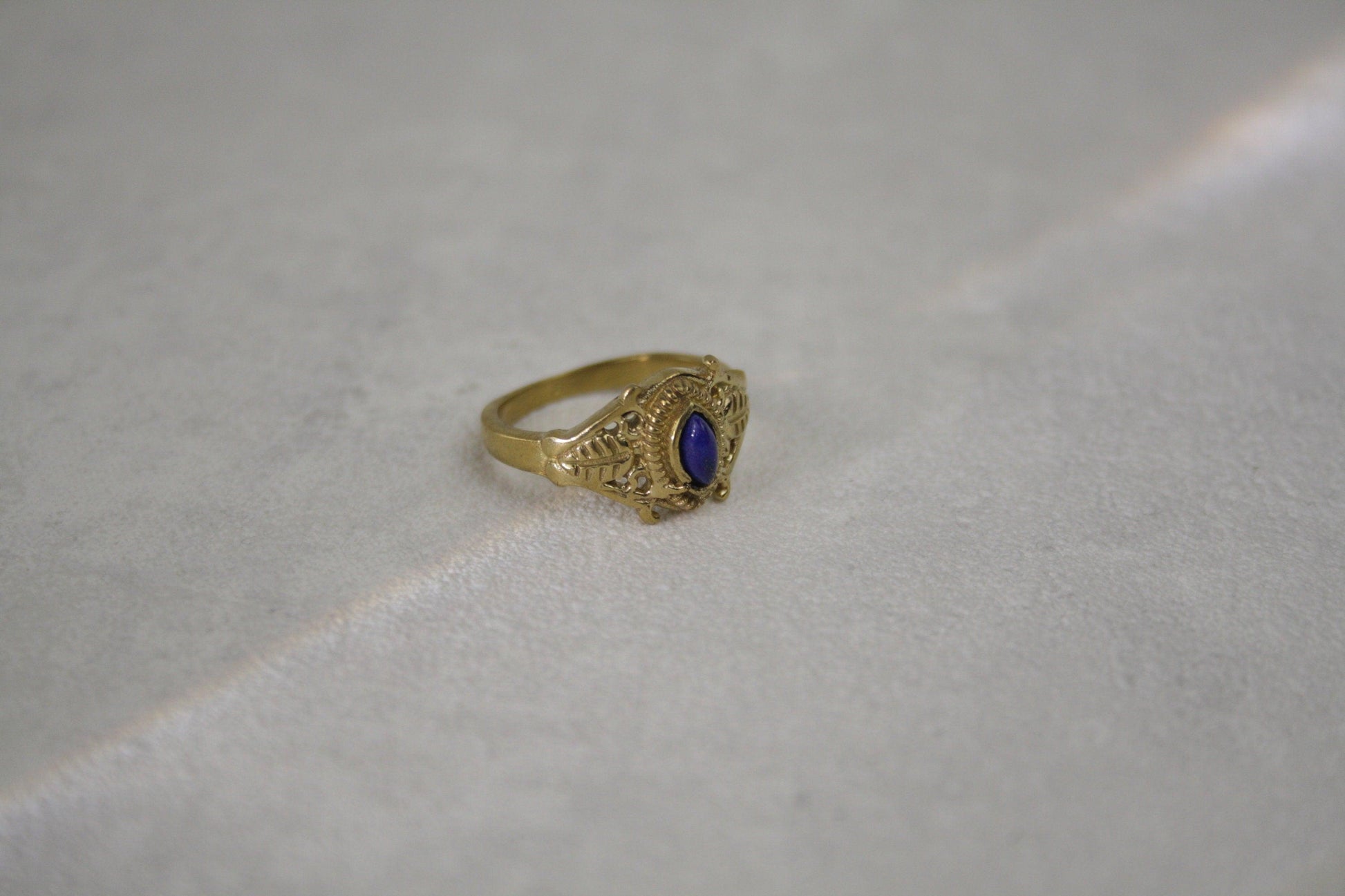 Lapis Lazuli Ring Gold - Filigraner Vintage Ring - Massives Messing - Königsblauer Edelstein 7x4mm - Antik Look - Wasserfest - Naiza - RSS4