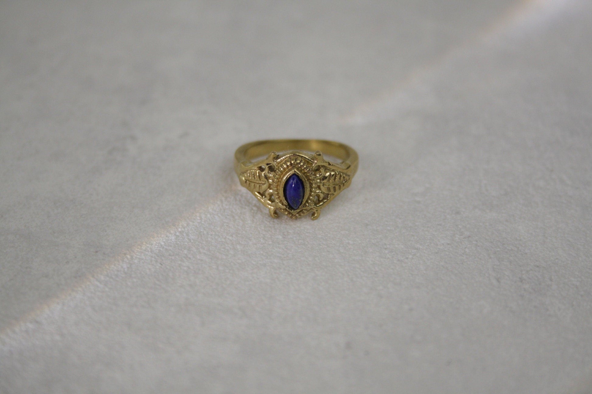 Lapis Lazuli Ring Gold - Filigraner Vintage Ring - Massives Messing - Königsblauer Edelstein 7x4mm - Antik Look - Wasserfest - Naiza - RSS4