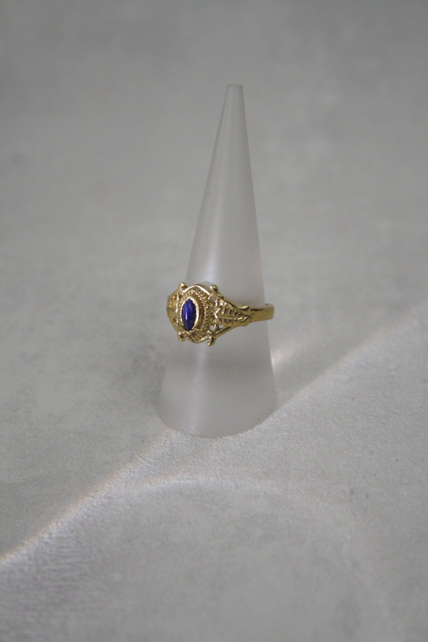 Lapis Lazuli Ring Gold - Filigraner Vintage Ring - Massives Messing - Königsblauer Edelstein 7x4mm - Antik Look - Wasserfest - Naiza - RSS4