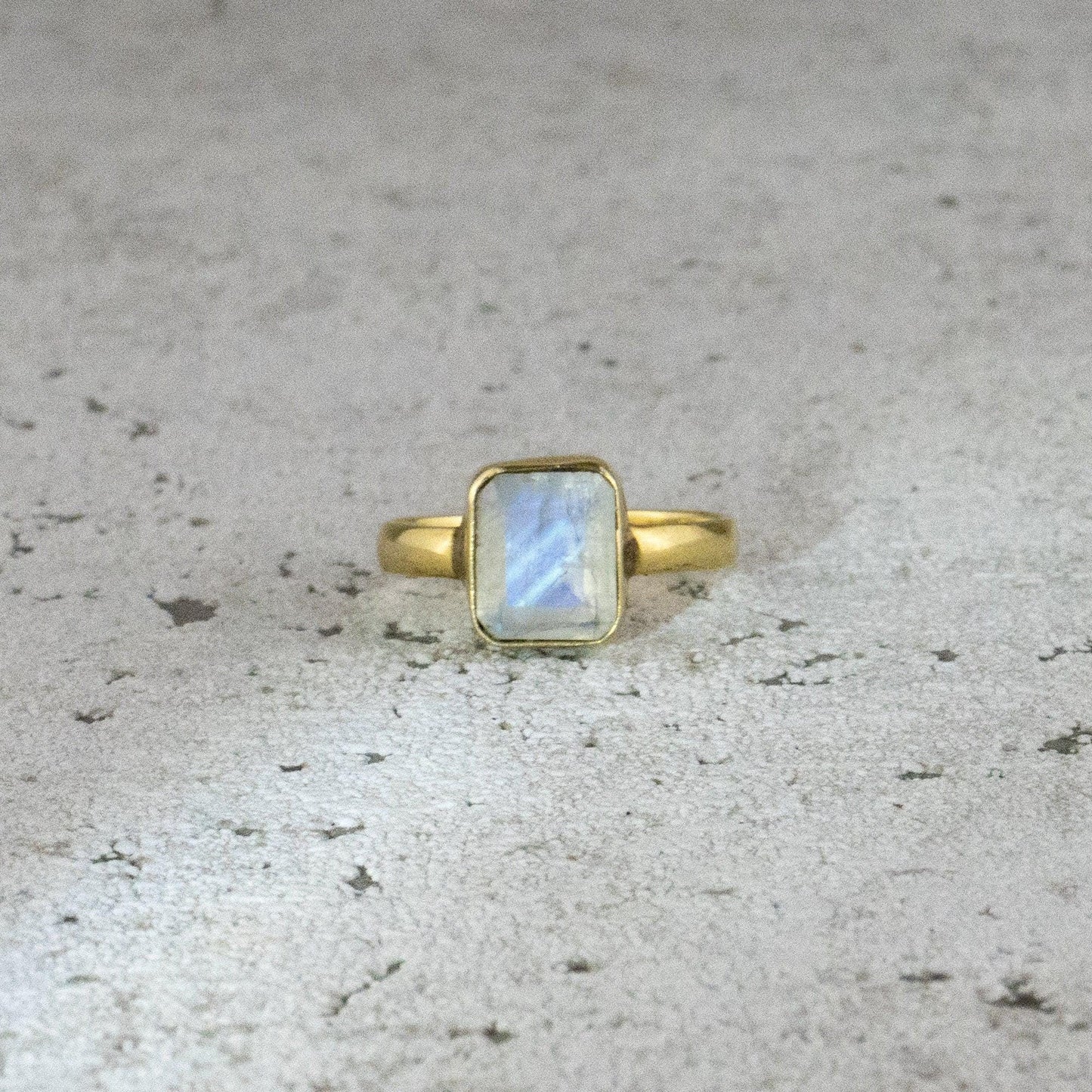Mondstein Ring Gold - Edler Oktagon Schliff 10x8mm - Massives Messing - Magisches Leuchten - Wasserfester Boho Statement Ring - Naiza RSM1
