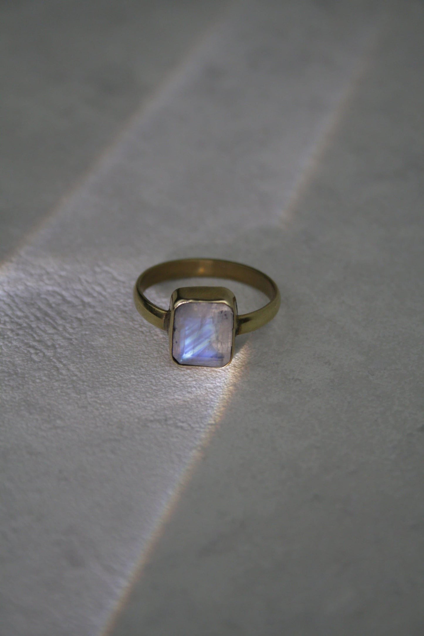 Mondstein Ring Gold - Edler Oktagon Schliff 10x8mm - Massives Messing - Magisches Leuchten - Wasserfester Boho Statement Ring - Naiza RSM1