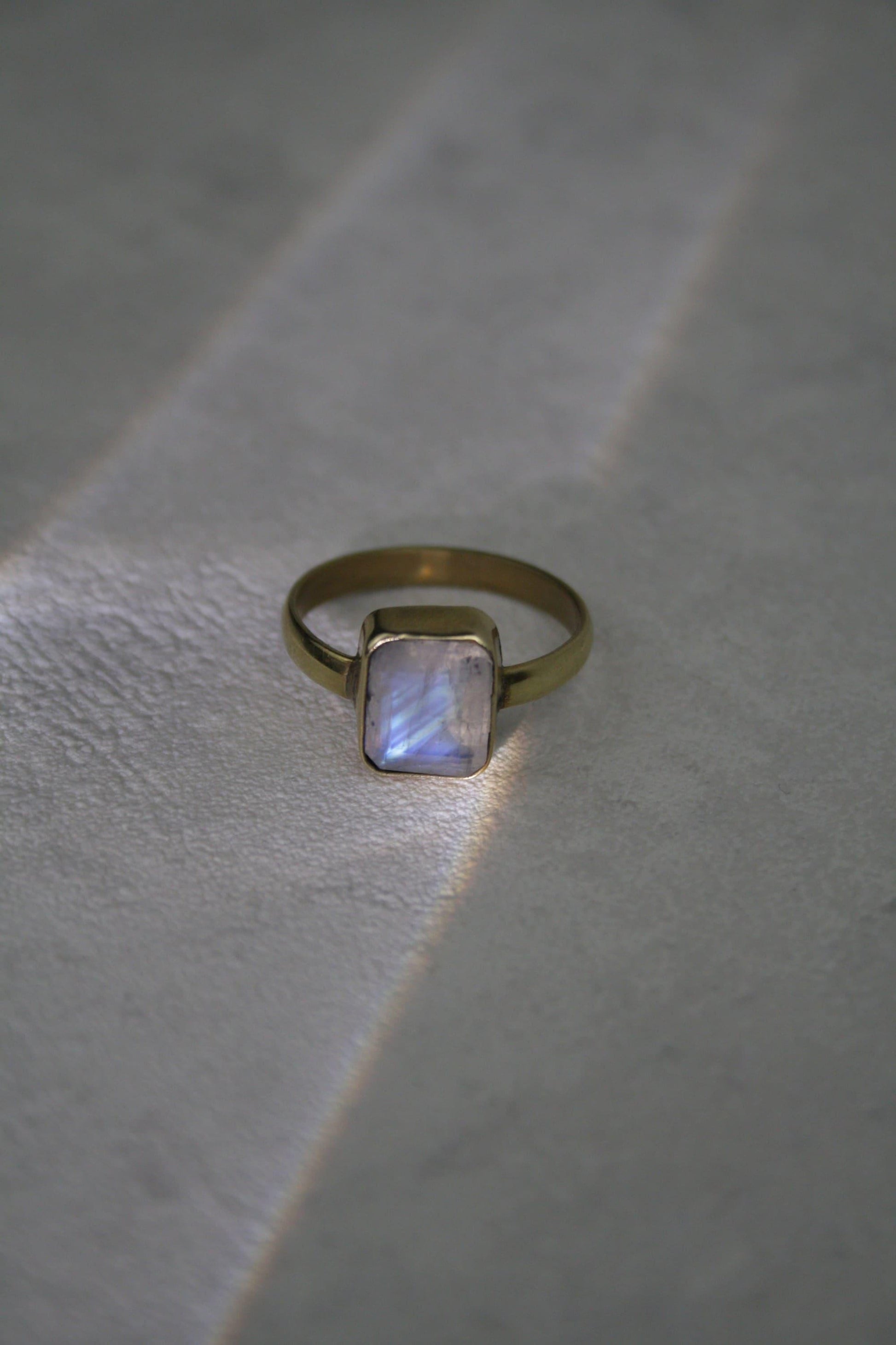 Mondstein Ring Gold - Edler Oktagon Schliff 10x8mm - Massives Messing - Magisches Leuchten - Wasserfester Boho Statement Ring - Naiza RSM1