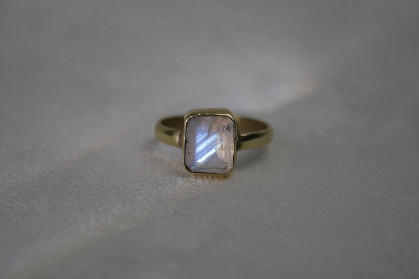 Mondstein Ring Gold - Edler Oktagon Schliff 10x8mm - Massives Messing - Magisches Leuchten - Wasserfester Boho Statement Ring - Naiza RSM1