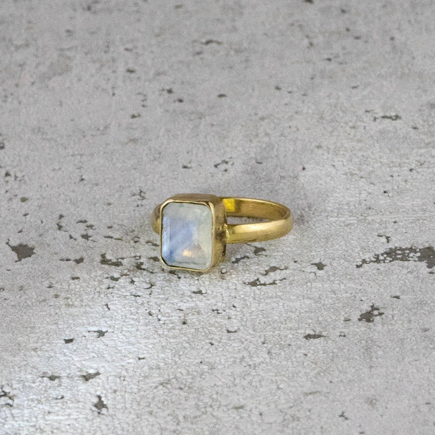 Mondstein Ring Gold - Edler Oktagon Schliff 10x8mm - Massives Messing - Magisches Leuchten - Wasserfester Boho Statement Ring - Naiza RSM1