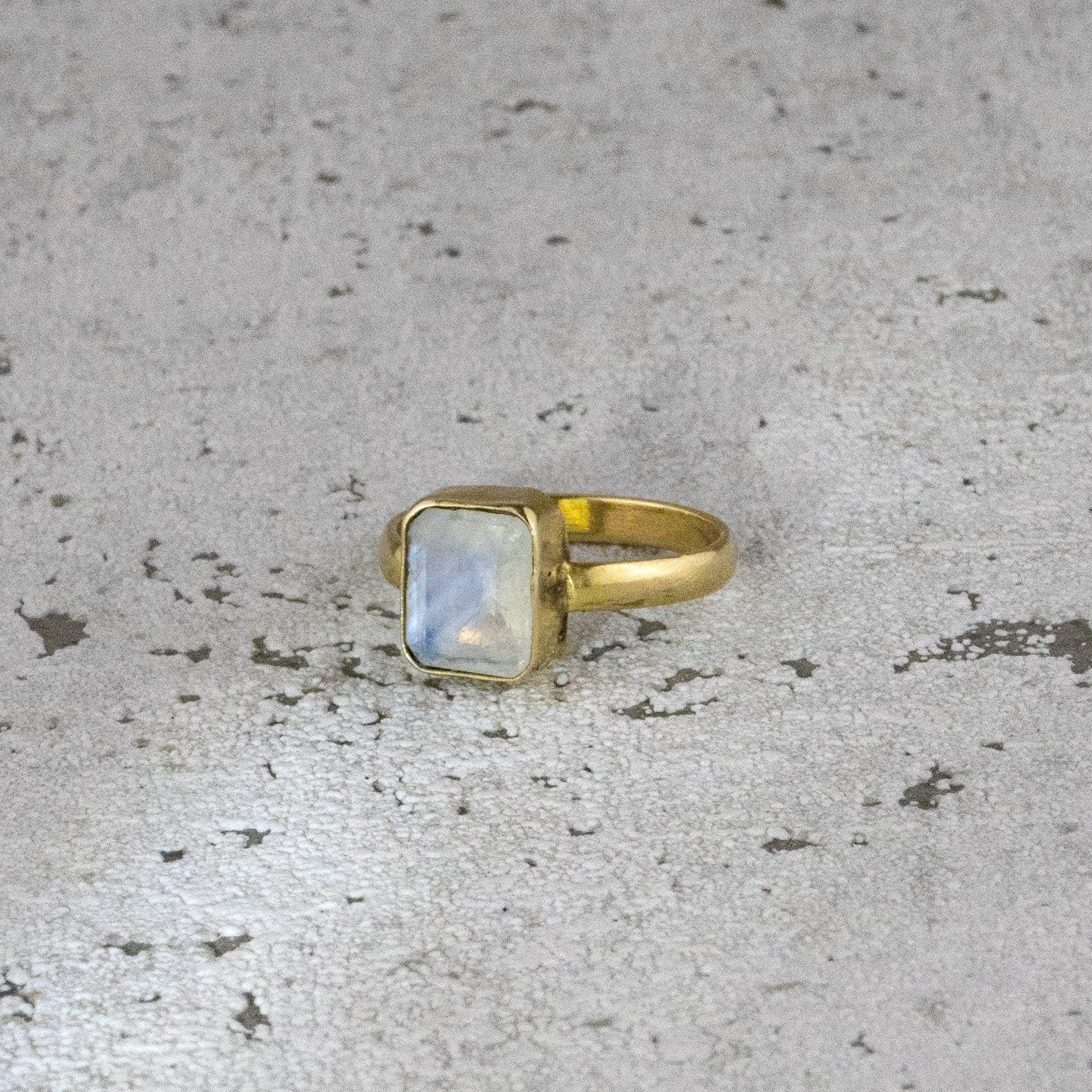 Mondstein Ring Gold - Edler Oktagon Schliff 10x8mm - Massives Messing - Magisches Leuchten - Wasserfester Boho Statement Ring - Naiza RSM1