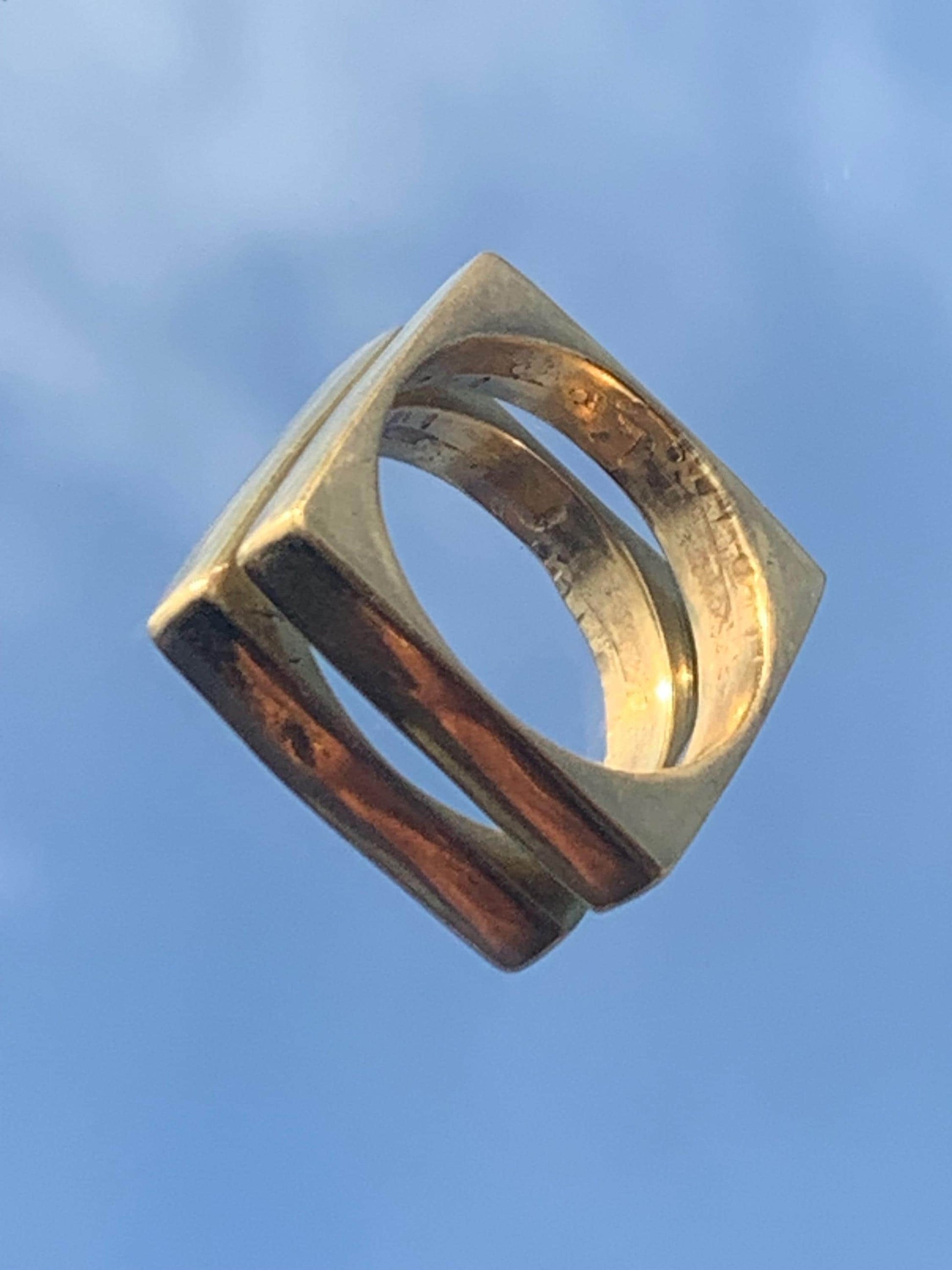 Minimalistischer Messingring – quadratischer goldfarbener Ring, geometrischer Statement Ring, stapelbar & zeitlos - RB8