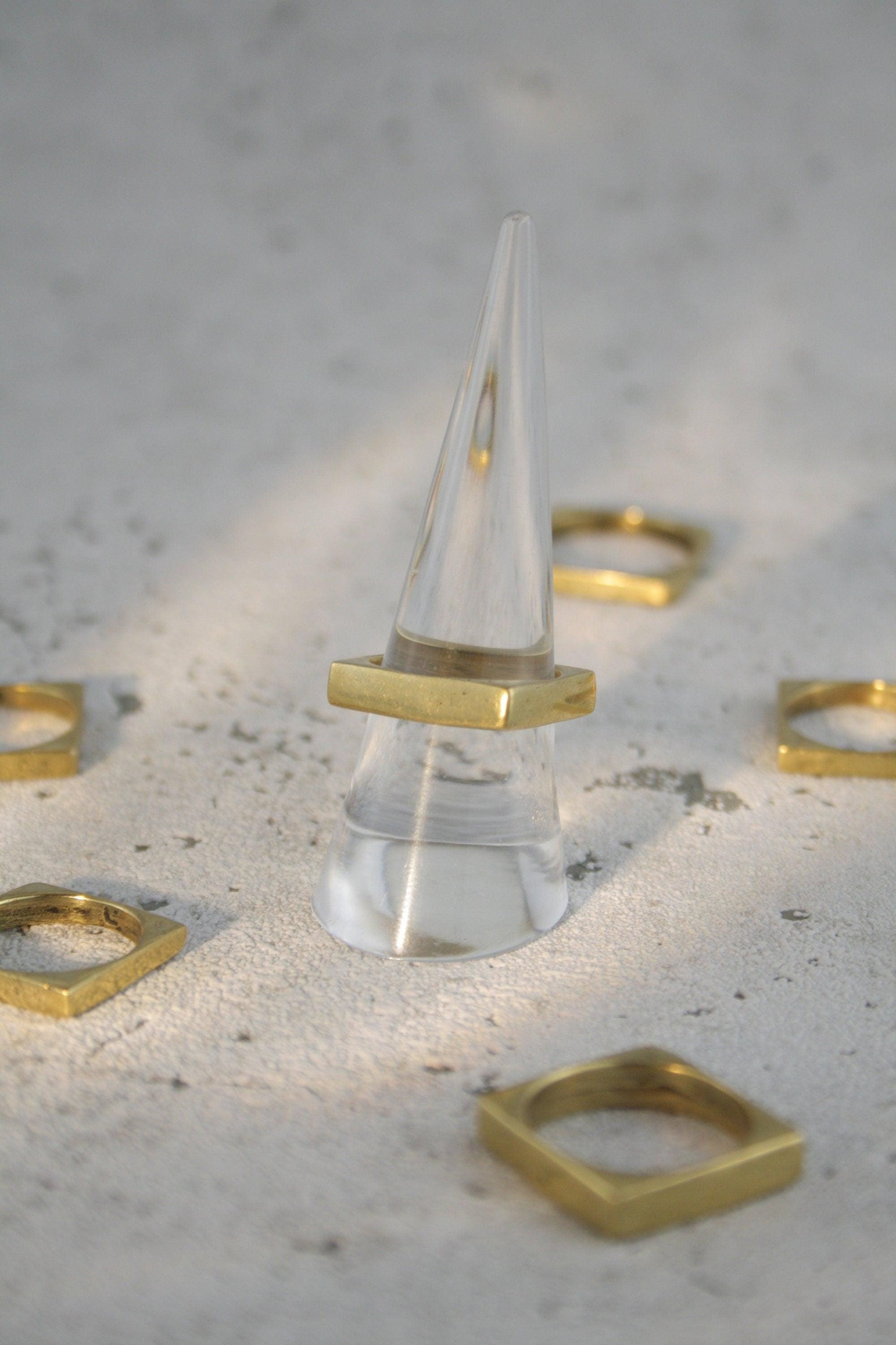 Minimalistischer Messingring – quadratischer goldfarbener Ring, geometrischer Statement Ring, stapelbar & zeitlos - RB8