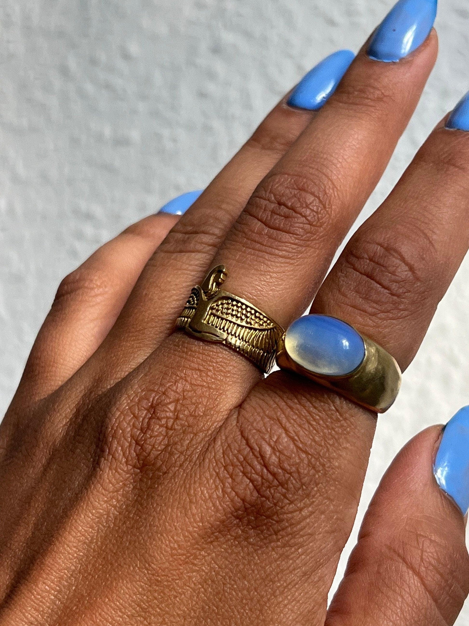 Opal Siegelring Gold - Massives Messing - Ovaler Stein 10x8mm - Leuchtendes Blau - Synthetischer Opal Wasserfest Chunky Boho Ring RSL4