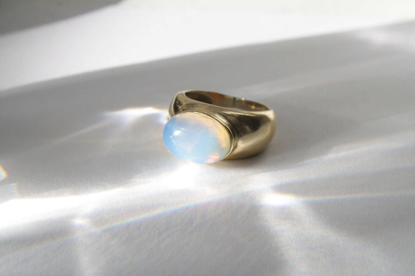 Opal Siegelring Gold - Massives Messing - Ovaler Stein 10x8mm - Leuchtendes Blau - Synthetischer Opal Wasserfest Chunky Boho Ring RSL4