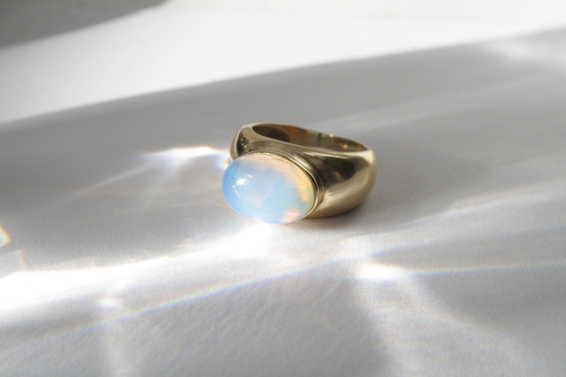 Opal Siegelring Gold - Massives Messing - Ovaler Stein 10x8mm - Leuchtendes Blau - Synthetischer Opal Wasserfest Chunky Boho Ring RSL4