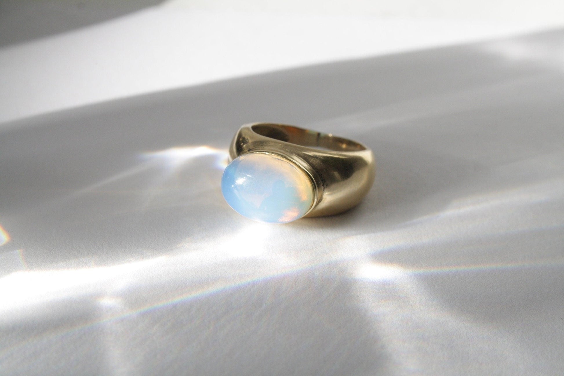 Opal Siegelring Gold - Massives Messing - Ovaler Stein 10x8mm - Leuchtendes Blau - Synthetischer Opal Wasserfest Chunky Boho Ring RSL4