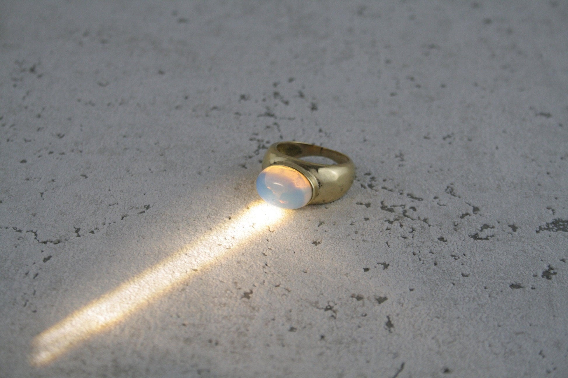 Opal Siegelring Gold - Massives Messing - Ovaler Stein 10x8mm - Leuchtendes Blau - Synthetischer Opal Wasserfest Chunky Boho Ring RSL4