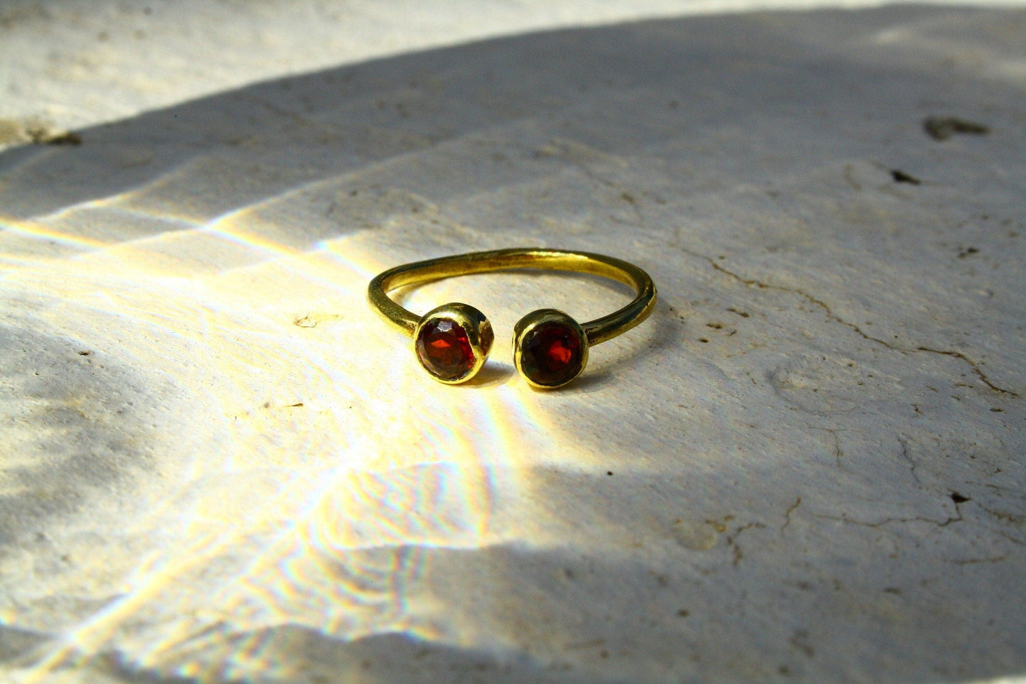 Messingring mit rotem Granat, Granatschmuck, Granatstein, Echtsteinschmuck, Handgemacht