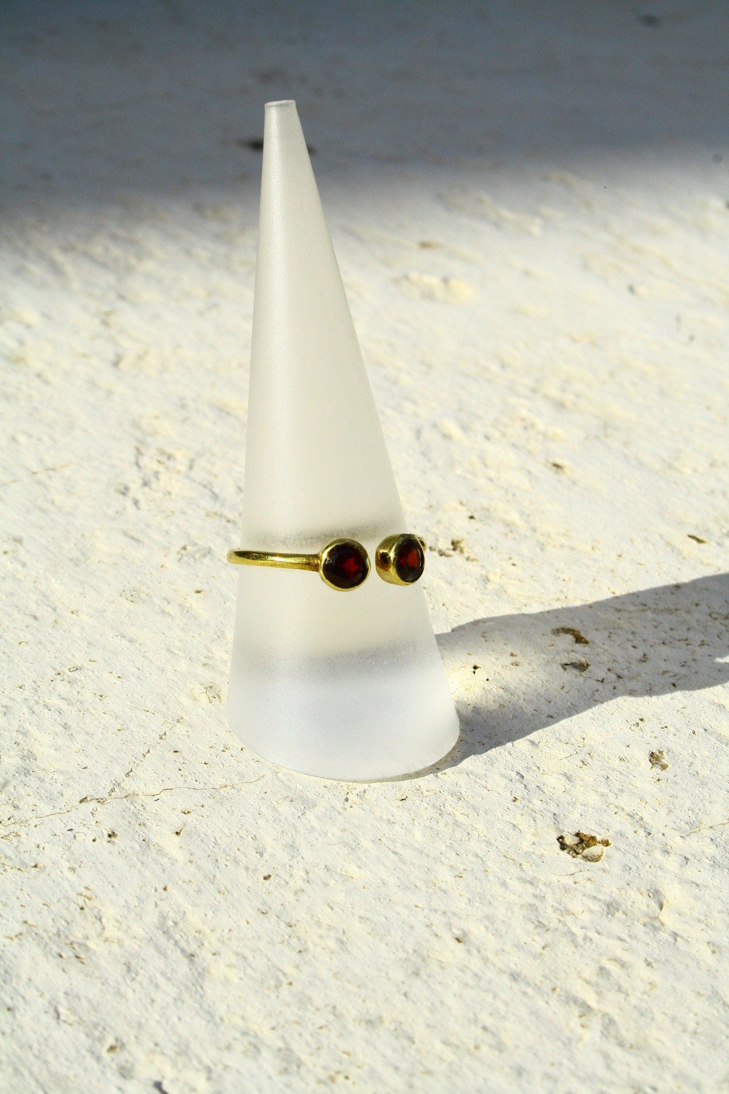 Messingring mit rotem Granat, Granatschmuck, Granatstein, Echtsteinschmuck, Handgemacht