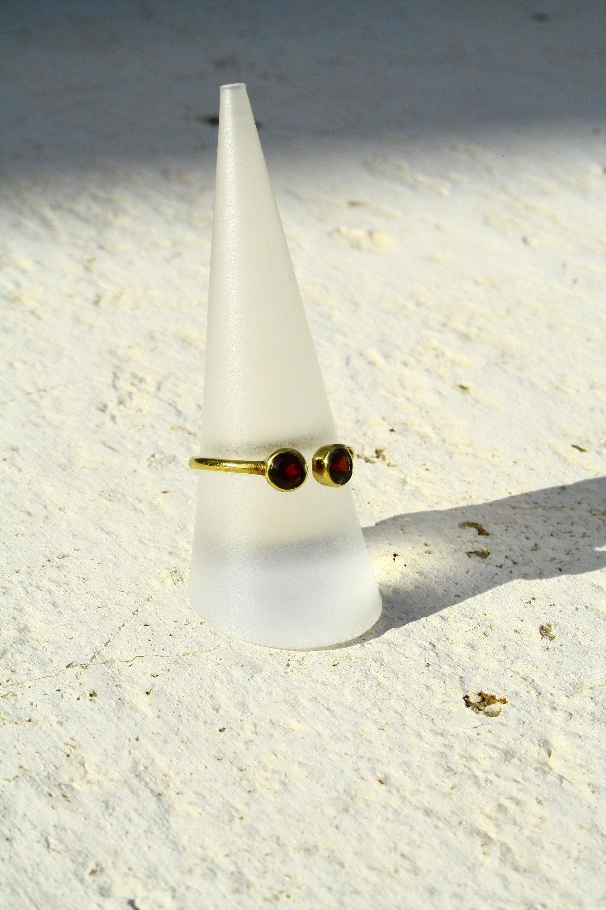 Messingring mit rotem Granat, Granatschmuck, Granatstein, Echtsteinschmuck, Handgemacht