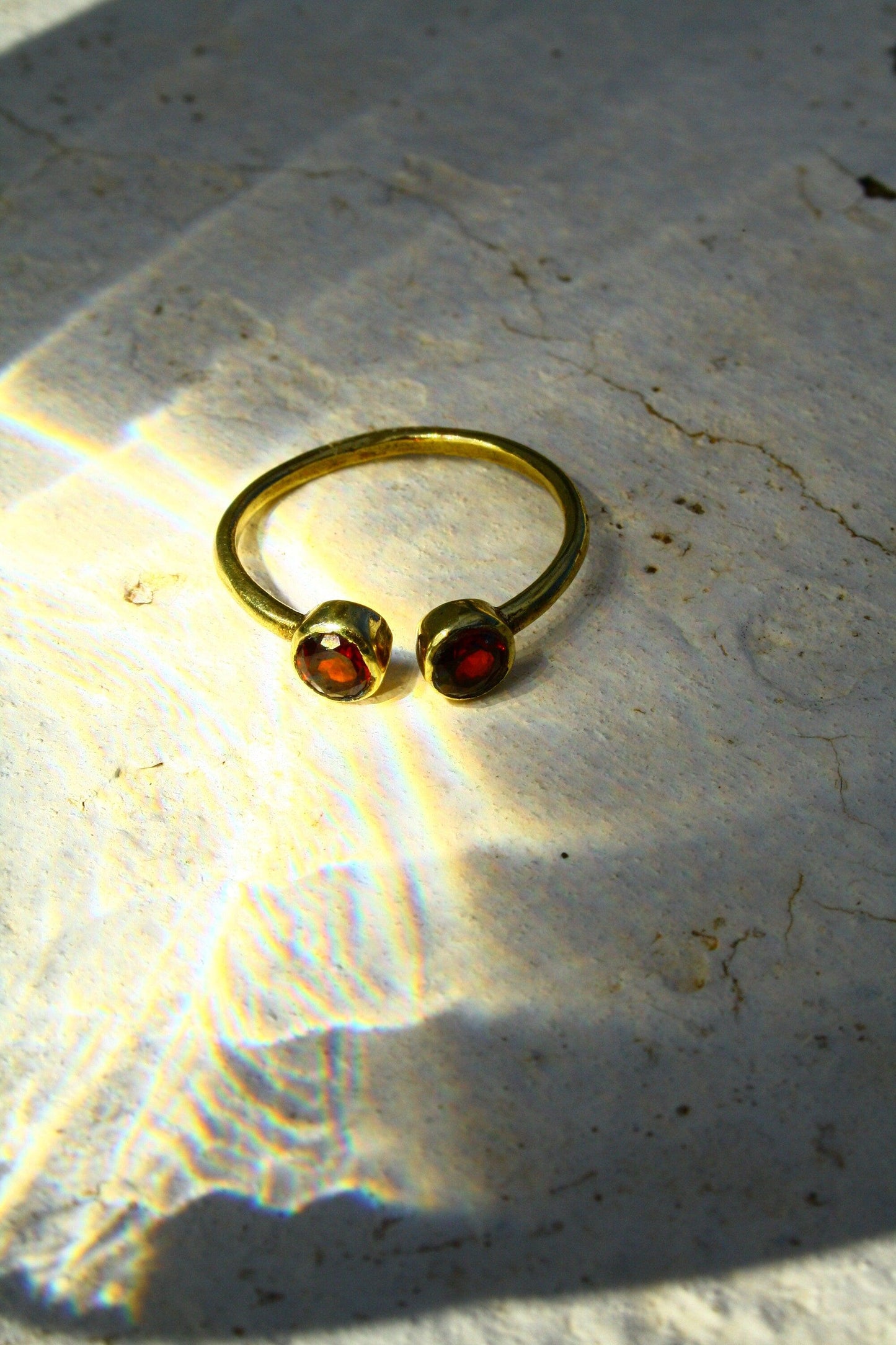 Messingring mit rotem Granat, Granatschmuck, Granatstein, Echtsteinschmuck, Handgemacht
