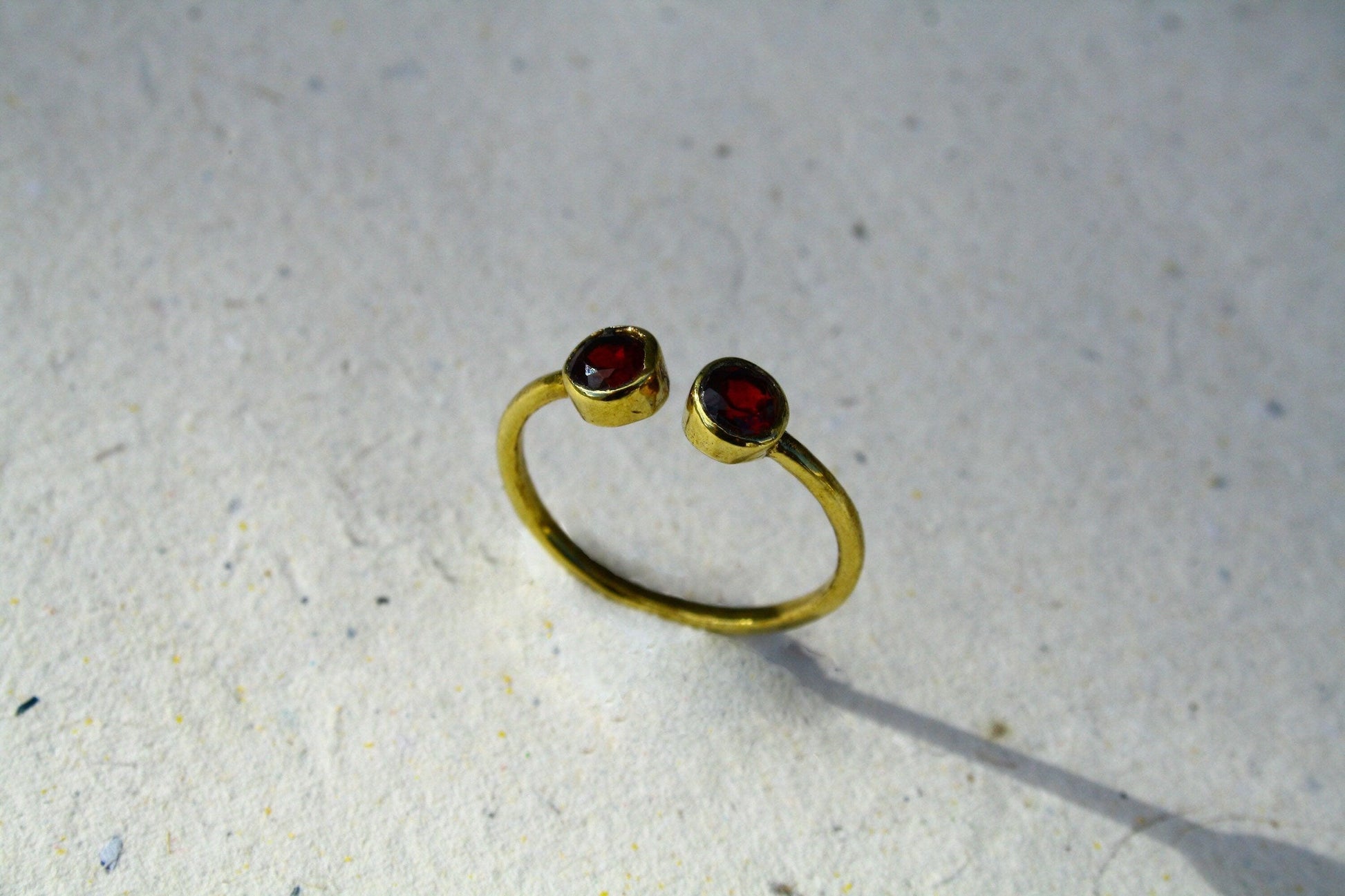 Messingring mit rotem Granat, Granatschmuck, Granatstein, Echtsteinschmuck, Handgemacht