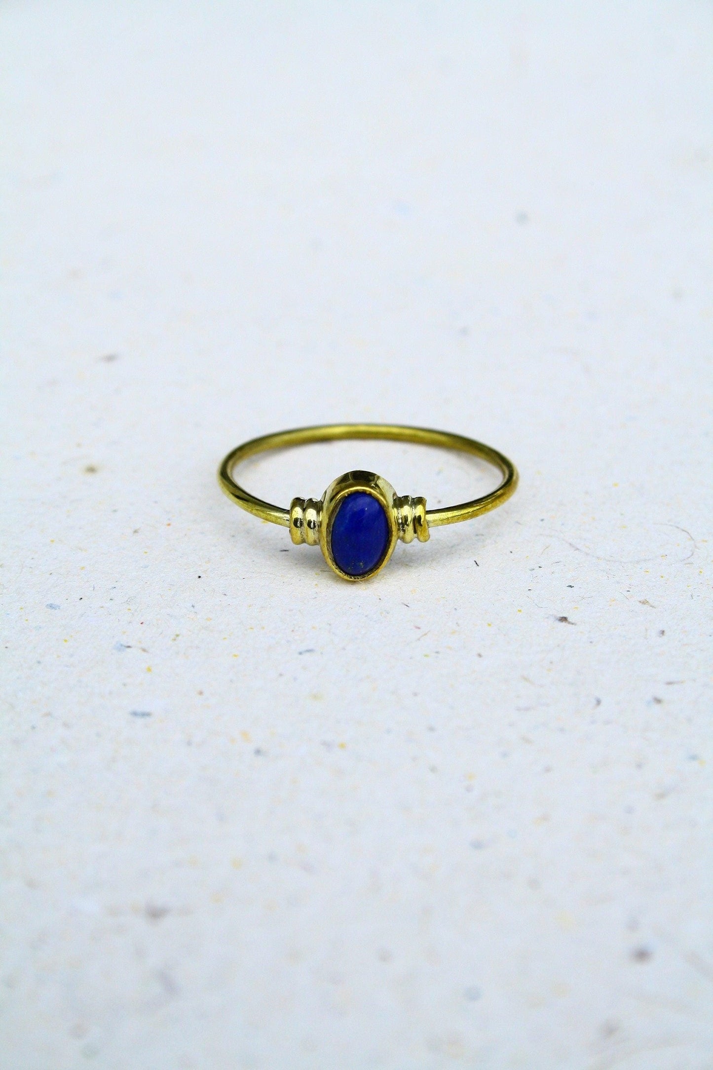 Zarter Lapislazuli Ring aus Messing | Goldener Naturstein Ring Blau | Handgefertigter Boho Schmuck & Minimalistisches Geschenk – RSS1