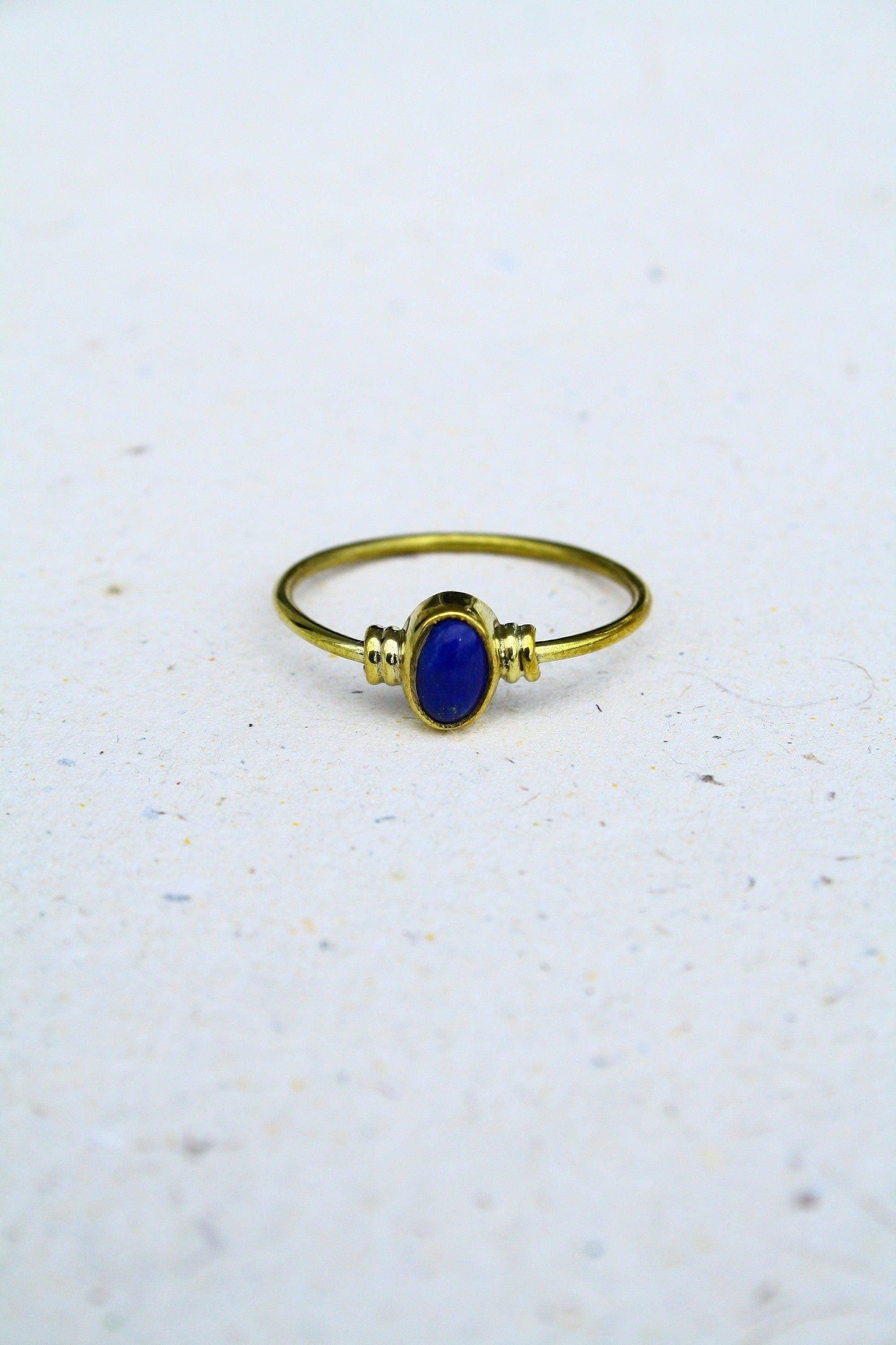 Zarter Lapislazuli Ring aus Messing | Goldener Naturstein Ring Blau | Handgefertigter Boho Schmuck & Minimalistisches Geschenk – RSS1