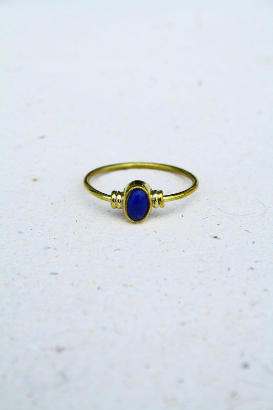 Zarter Lapislazuli Ring aus Messing | Goldener Naturstein Ring Blau | Handgefertigter Boho Schmuck & Minimalistisches Geschenk – RSS1