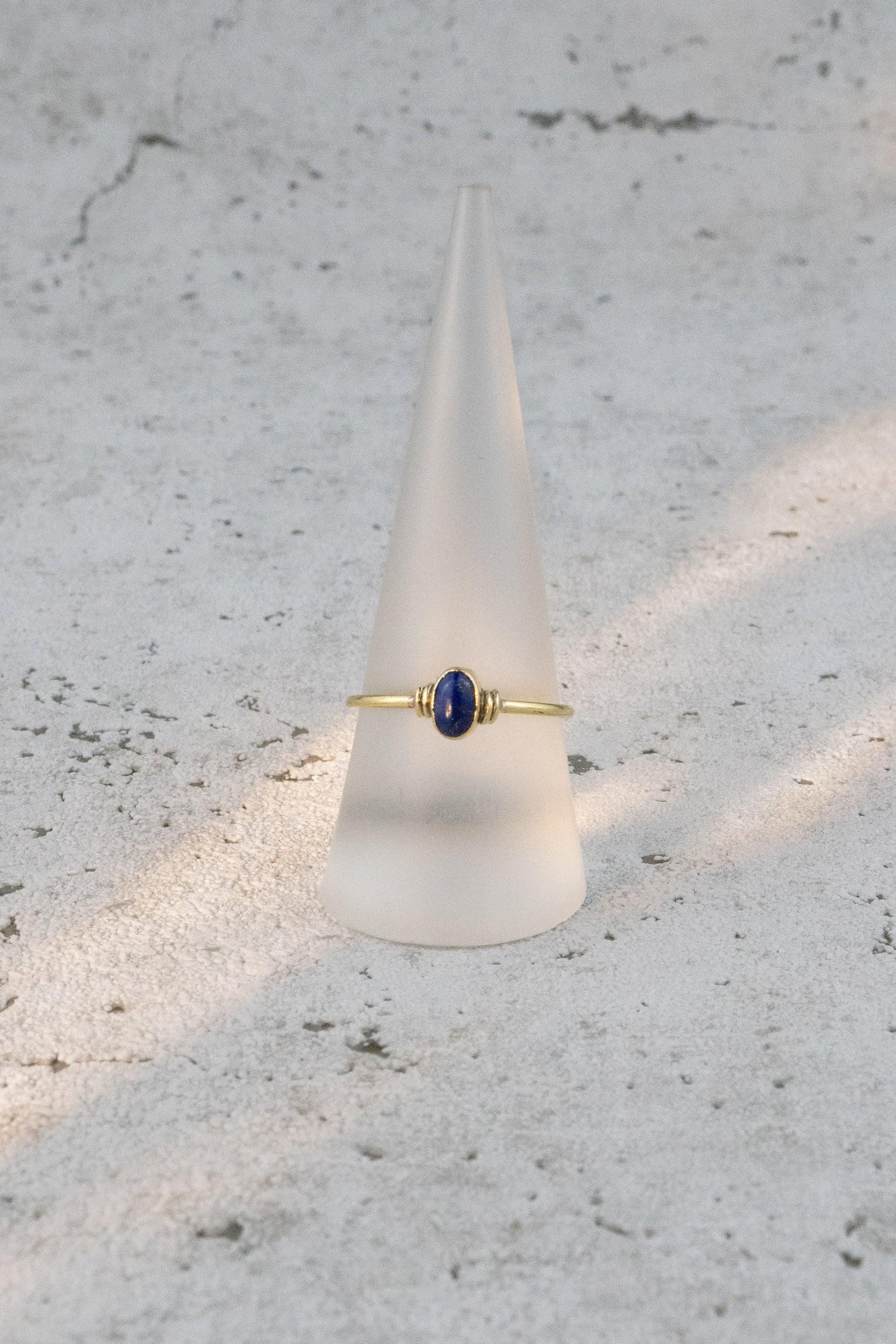 Zarter Lapislazuli Ring aus Messing | Goldener Naturstein Ring Blau | Handgefertigter Boho Schmuck & Minimalistisches Geschenk – RSS1
