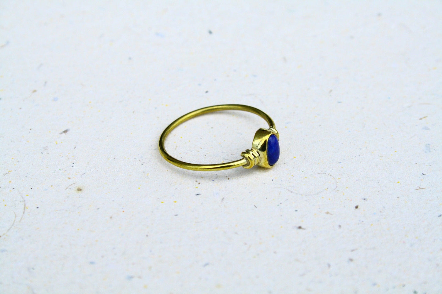 Zarter Lapislazuli Ring aus Messing | Goldener Naturstein Ring Blau | Handgefertigter Boho Schmuck & Minimalistisches Geschenk – RSS1
