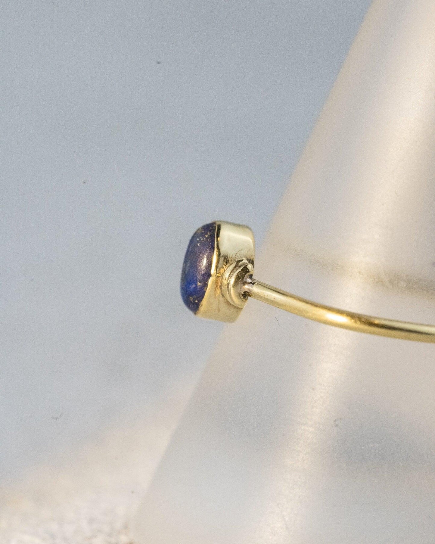Zarter Lapislazuli Ring aus Messing | Goldener Naturstein Ring Blau | Handgefertigter Boho Schmuck & Minimalistisches Geschenk – RSS1