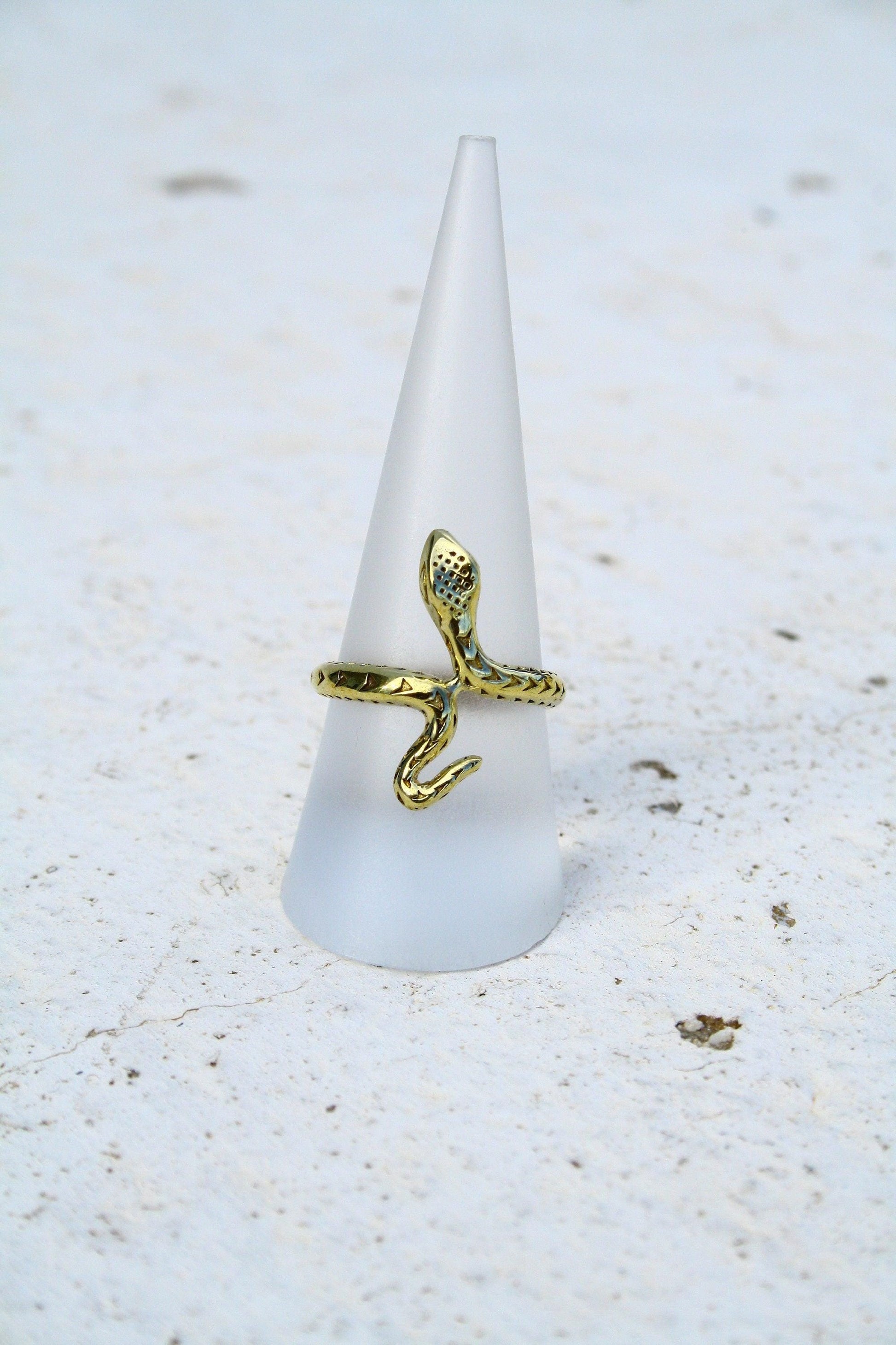 Goldfarbener Schlangenring aus Messing | Verstellbarer Snake Ring | Feiner Schlangenschmuck mit Details | Boho Vintage Statement Ring - RA1