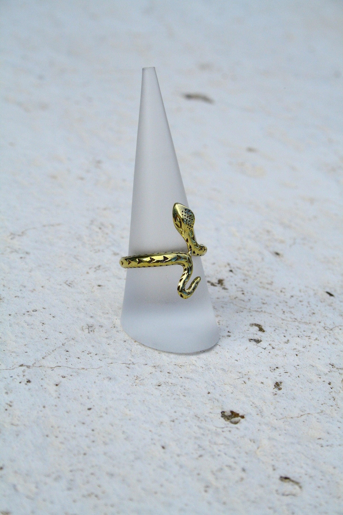 Goldfarbener Schlangenring aus Messing | Verstellbarer Snake Ring | Feiner Schlangenschmuck mit Details | Boho Vintage Statement Ring - RA1