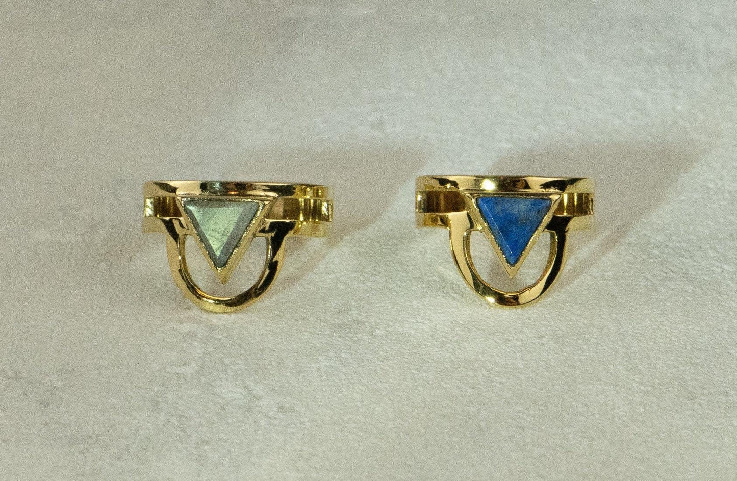 Lapis Lazuli Ring Gold - Dreieck Schliff - Massives Messing - Königsblauer Edelstein - Stein der Wahrheit - Wasserfest - Boho - Naiza RSM4
