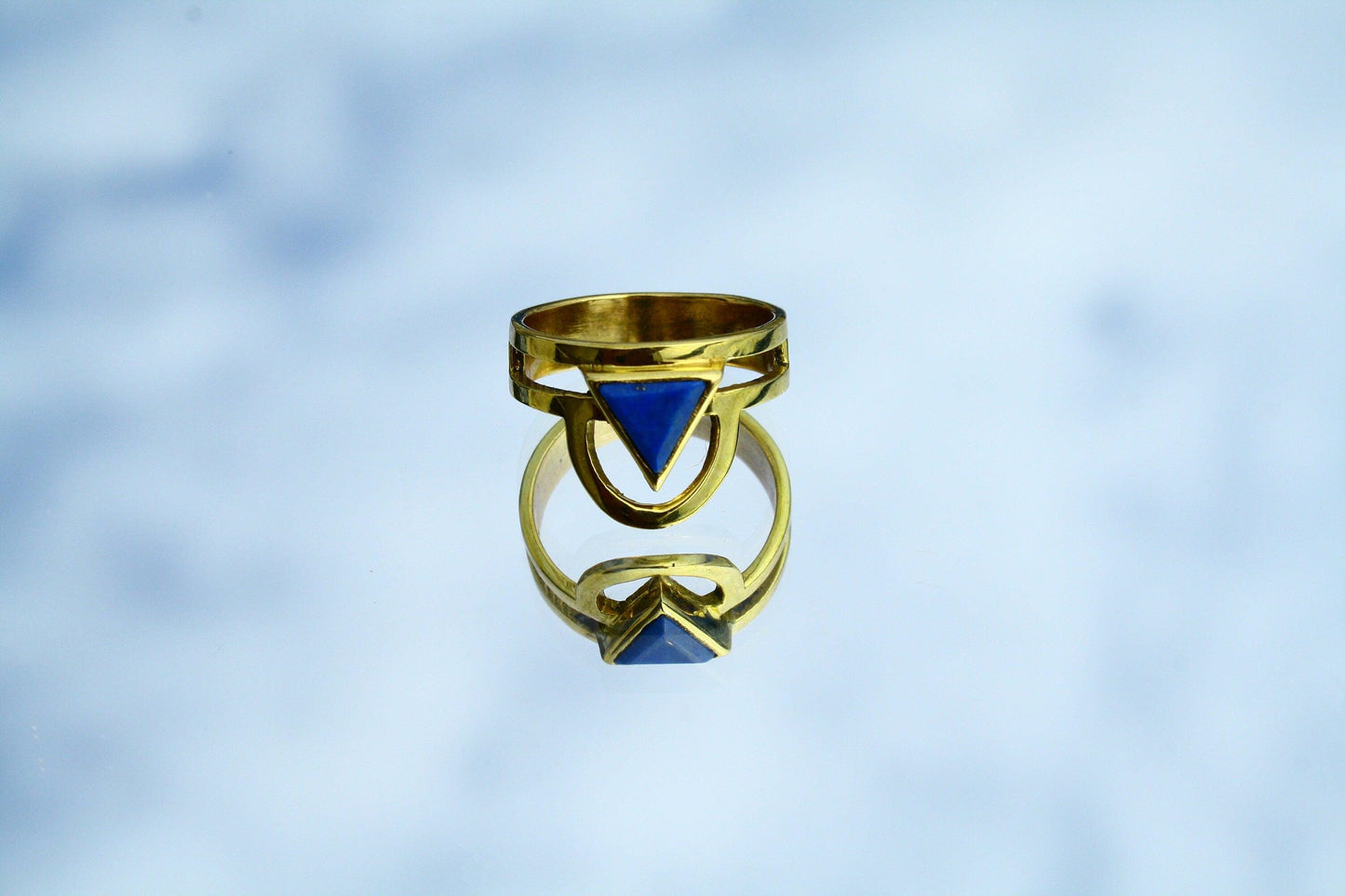 Lapis Lazuli Ring Gold - Dreieck Schliff - Massives Messing - Königsblauer Edelstein - Stein der Wahrheit - Wasserfest - Boho - Naiza RSM4