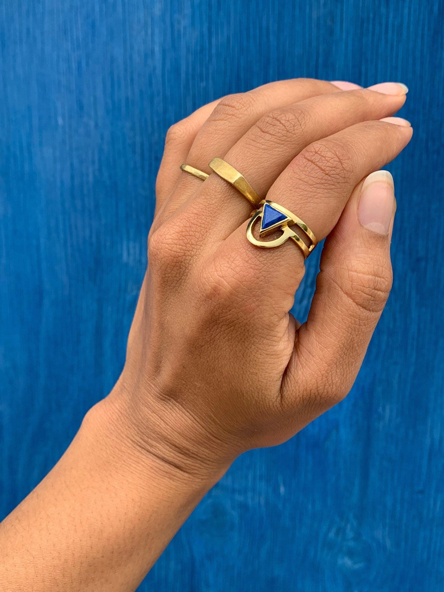 Lapis Lazuli Ring Gold - Dreieck Schliff - Massives Messing - Königsblauer Edelstein - Stein der Wahrheit - Wasserfest - Boho - Naiza RSM4