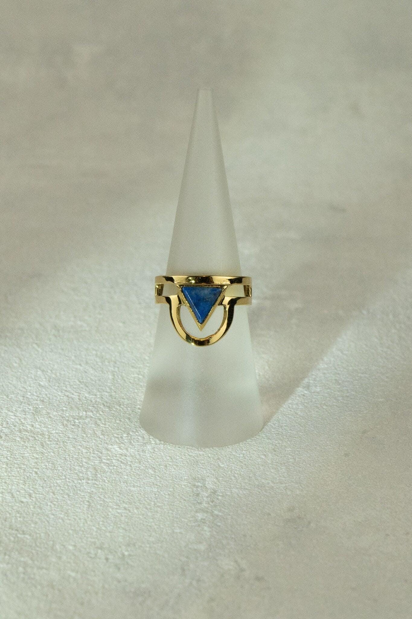 Lapis Lazuli Ring Gold - Dreieck Schliff - Massives Messing - Königsblauer Edelstein - Stein der Wahrheit - Wasserfest - Boho - Naiza RSM4