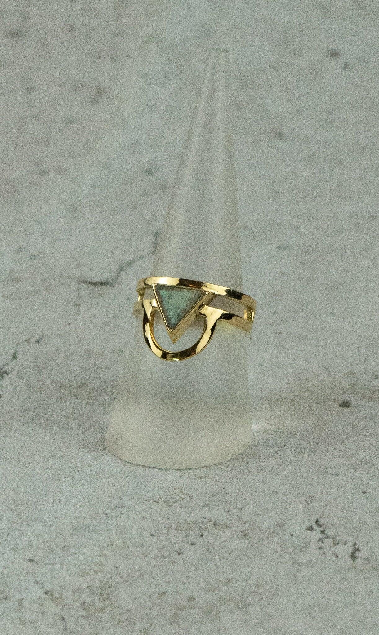 Lapis Lazuli Ring Gold - Dreieck Schliff - Massives Messing - Königsblauer Edelstein - Stein der Wahrheit - Wasserfest - Boho - Naiza RSM4