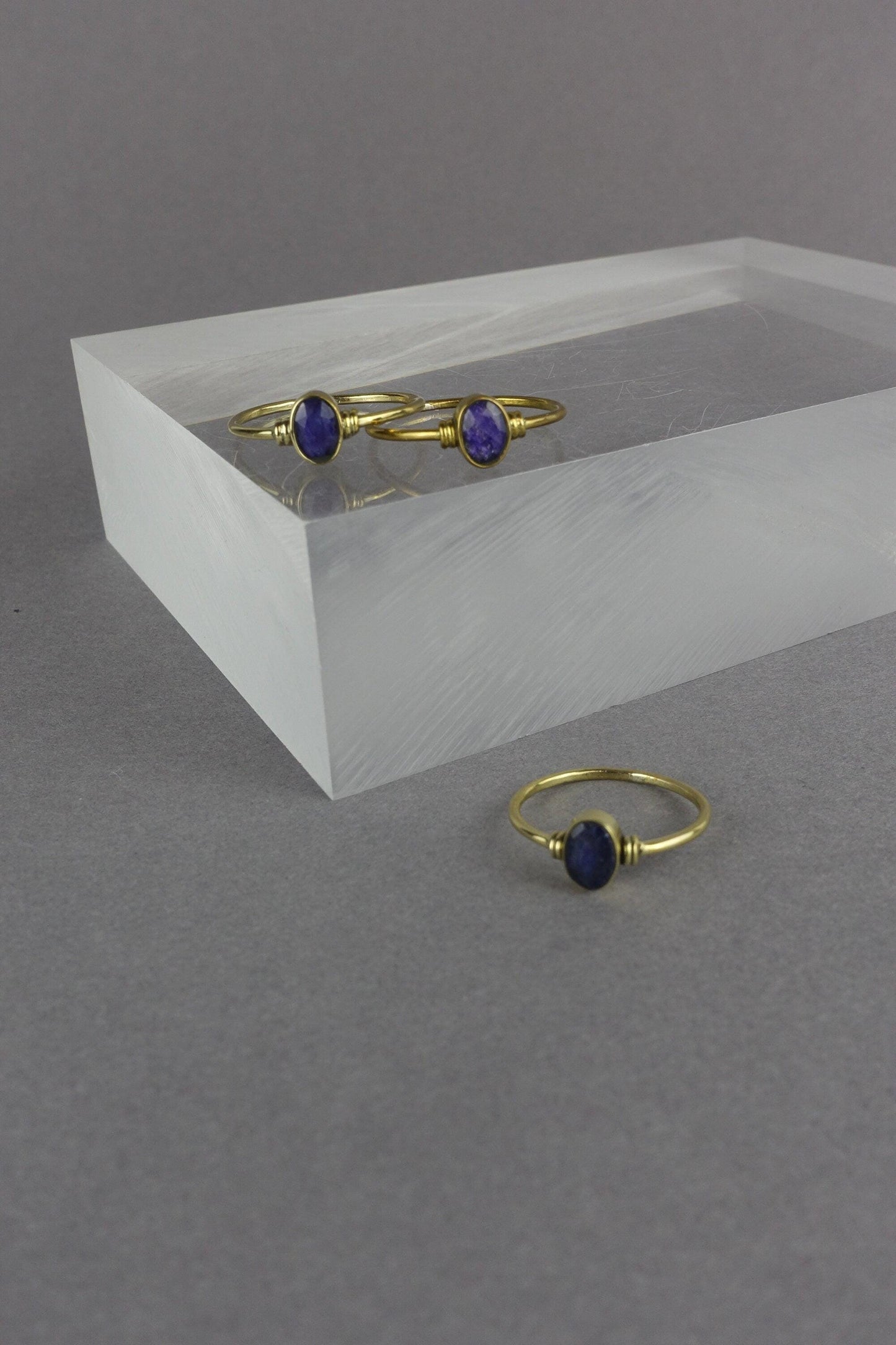 Amethystring aus Messing mit Ovalschliff