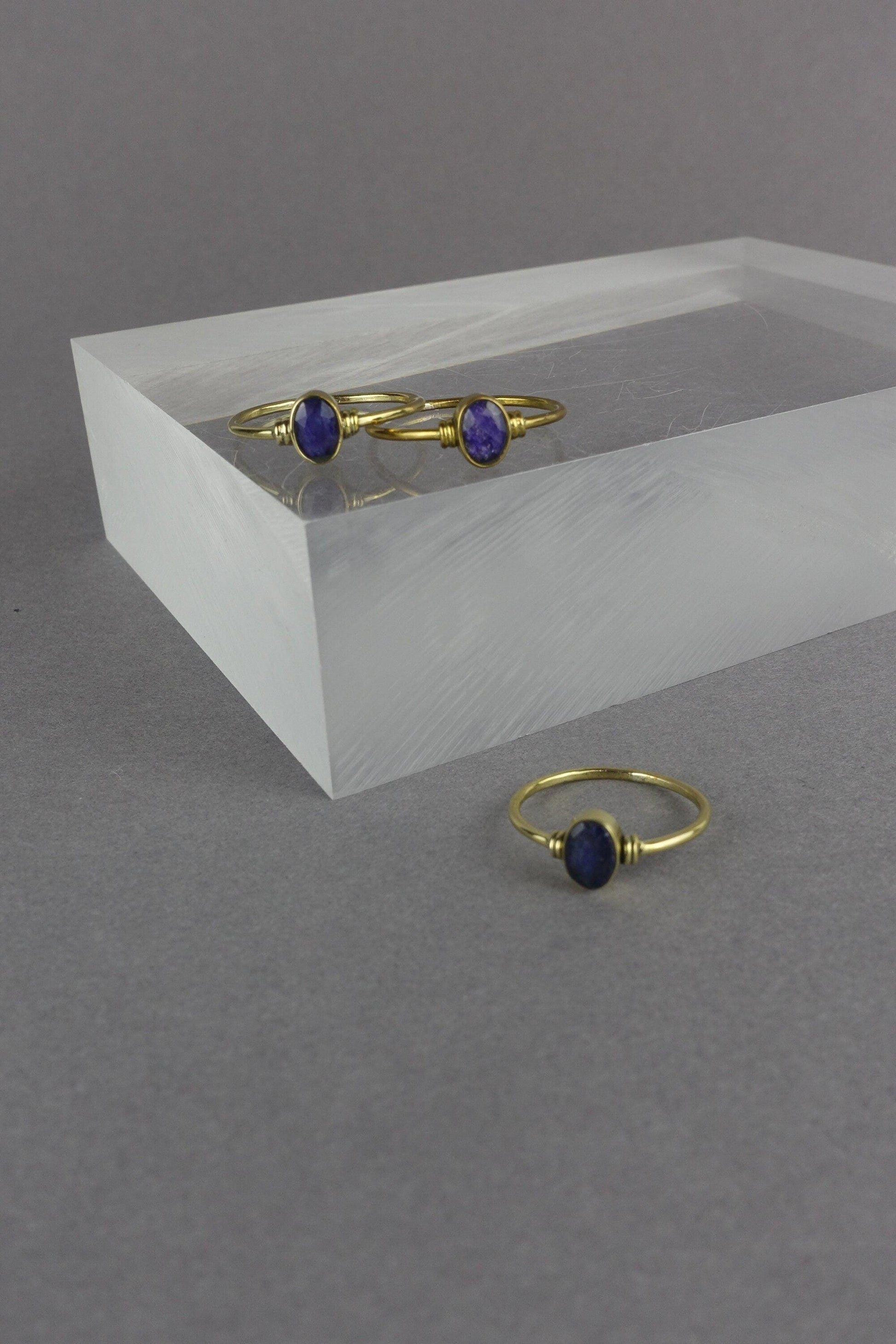 Amethystring aus Messing mit Ovalschliff