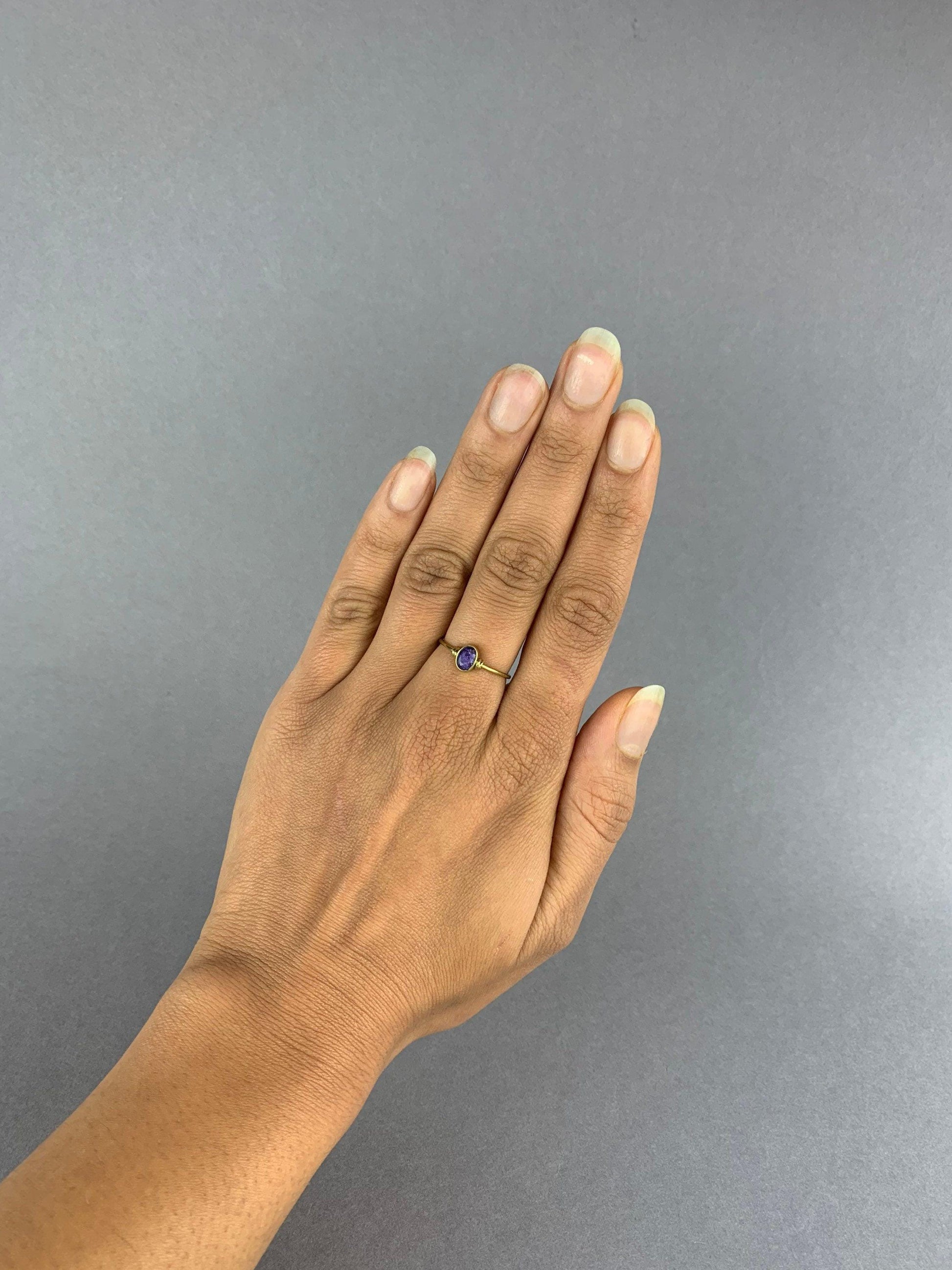 Amethystring aus Messing mit Ovalschliff